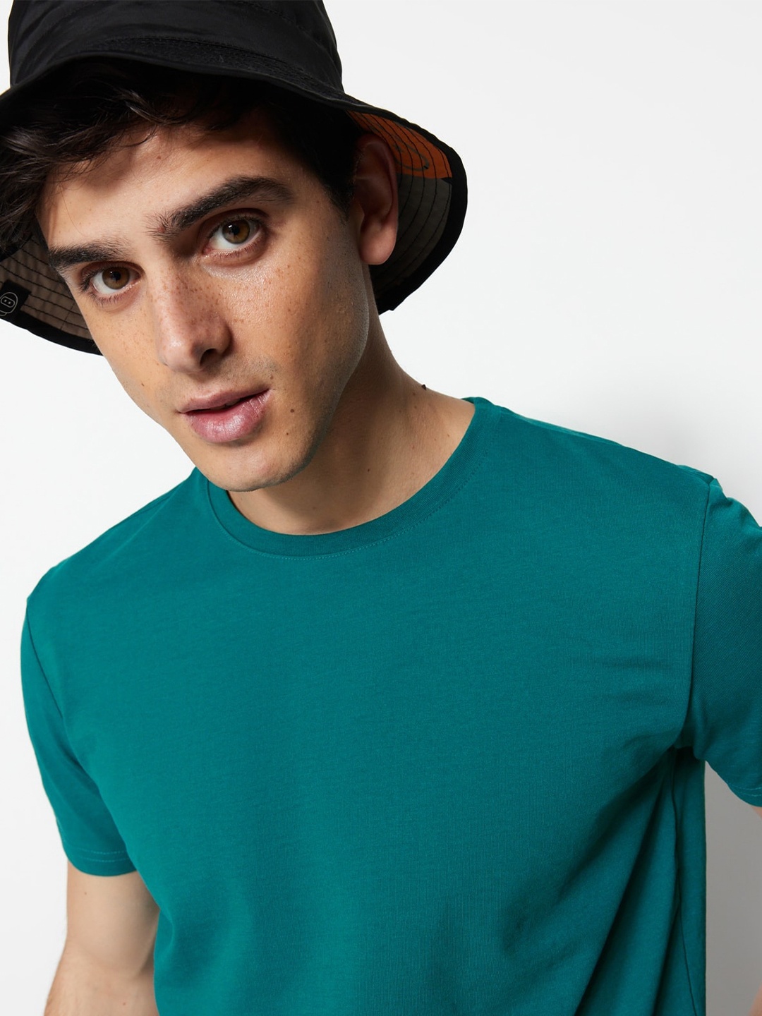 

Trendyol Men Solid Round Neck T-shirt, Green