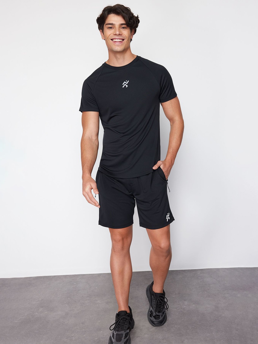 

Trendyol Men Solid Round Neck T-shirt, Black
