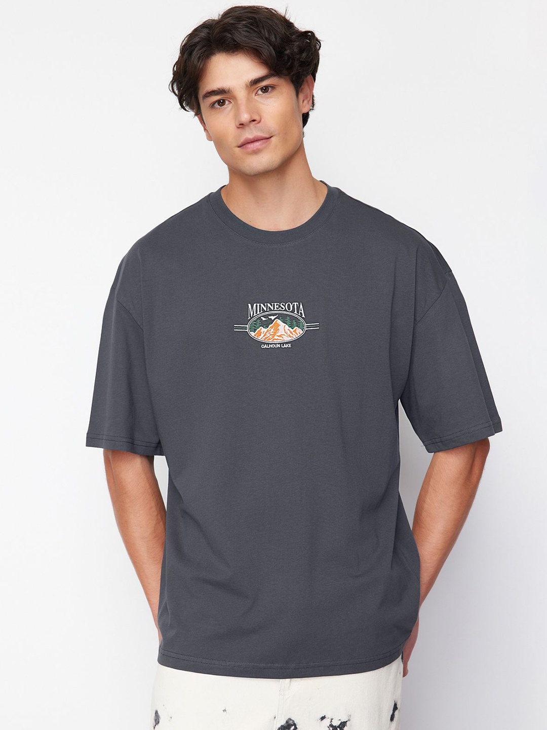 

Trendyol Men Typography Printed Pure Cotton Round Neck T-shirt, Grey
