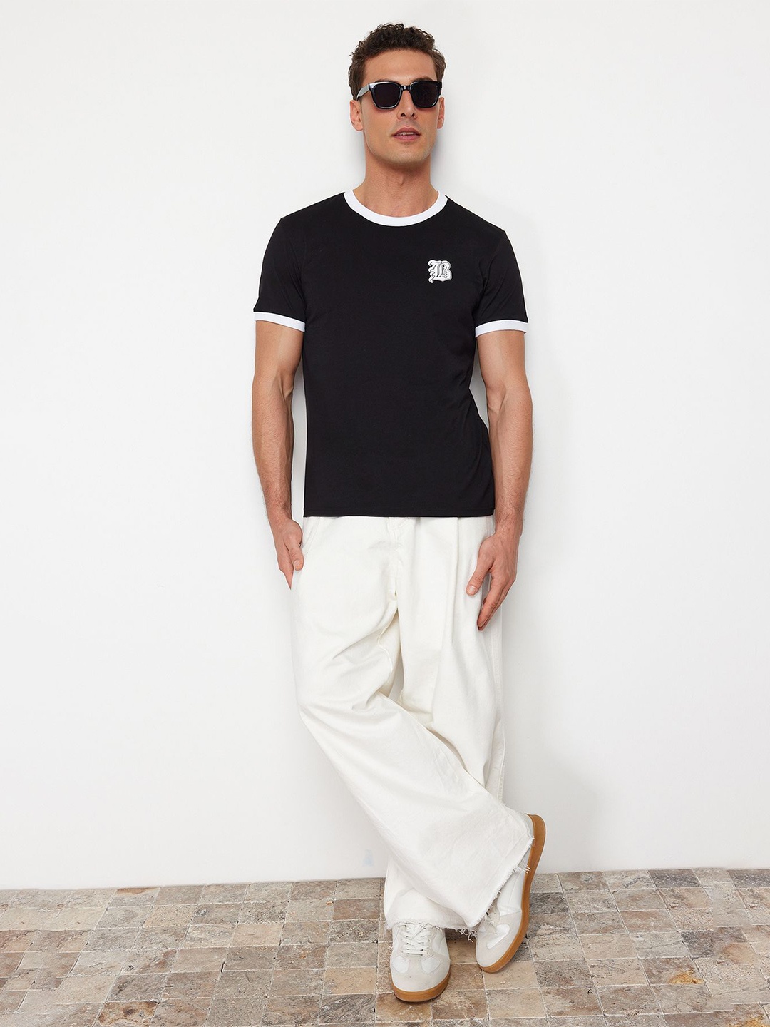 

Trendyol Men Solid Round Neck T-shirt, Black