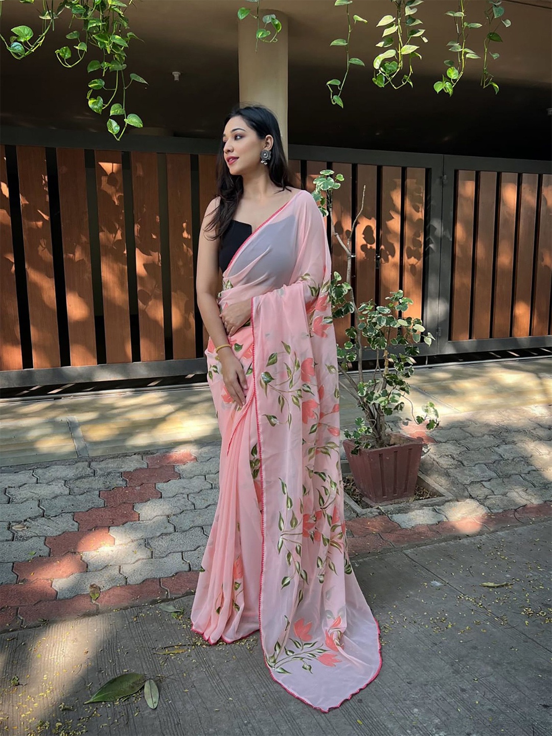 

elora Floral Pure Georgette Saree, Peach