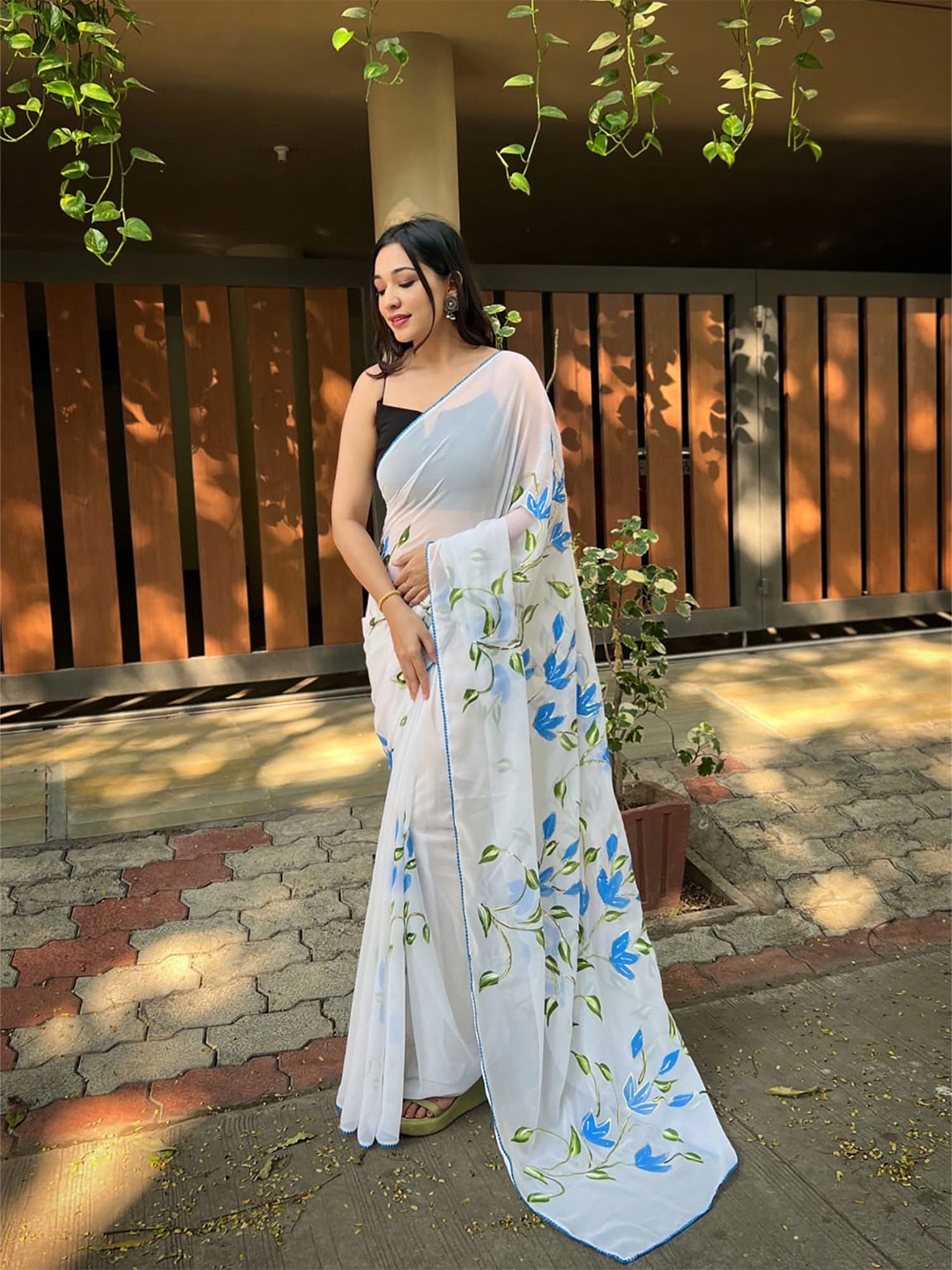 

elora Floral Pure Georgette Saree, White