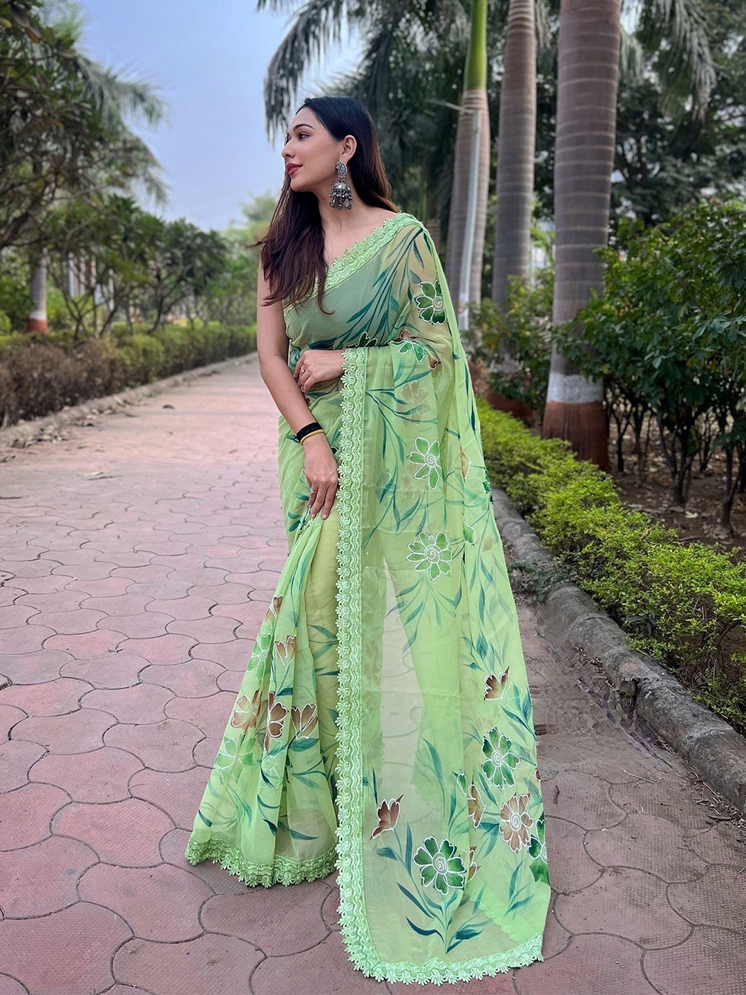 

elora Floral Pure Georgette Saree, Green
