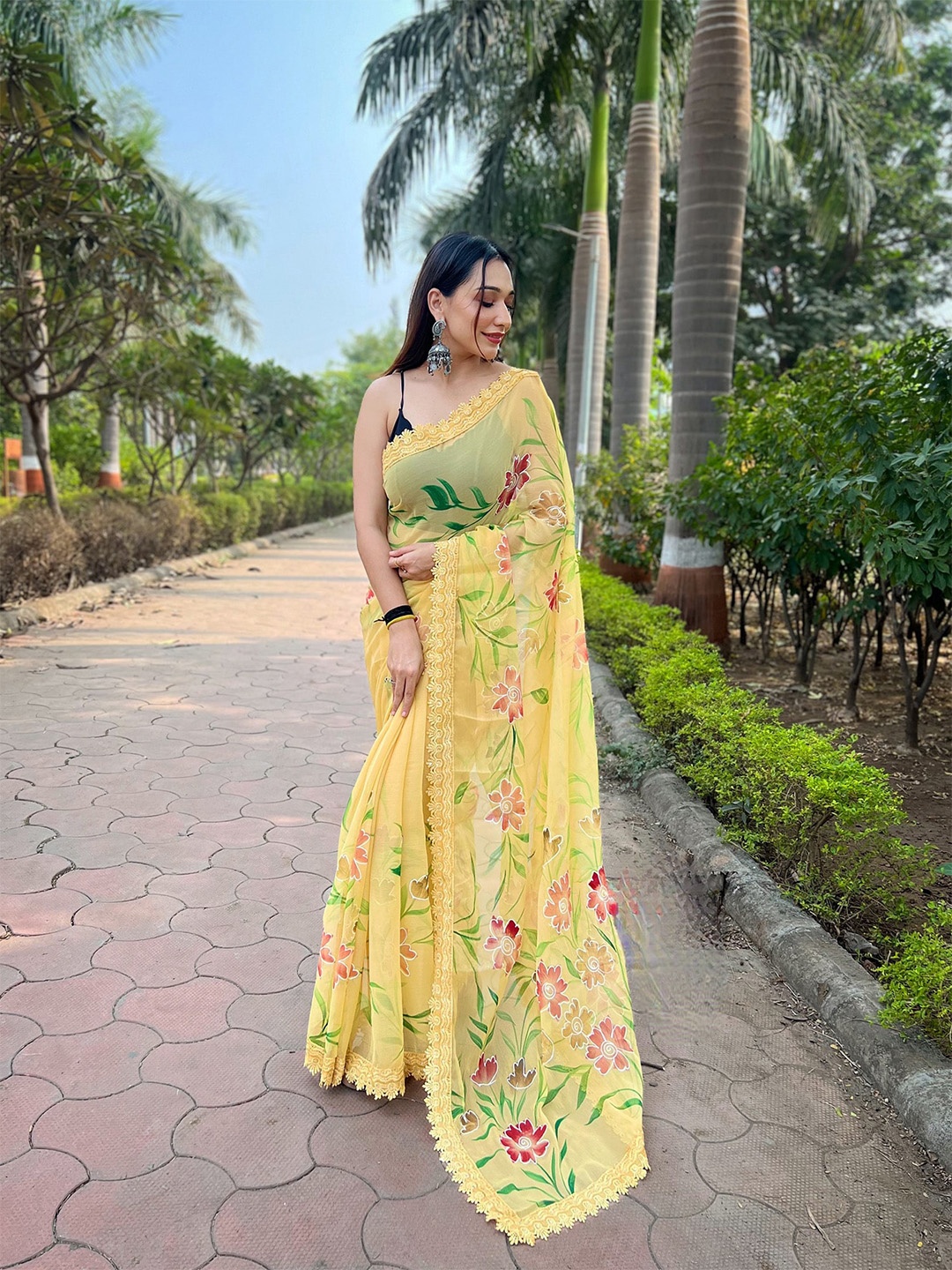 

elora Floral Pure Georgette Saree, Yellow