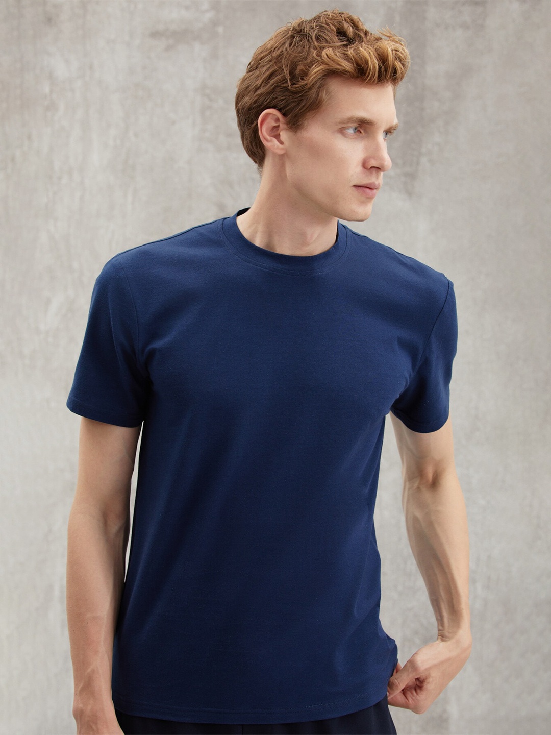 

GRIMELANGE Men Round Neck Solid T-shirt, Navy blue