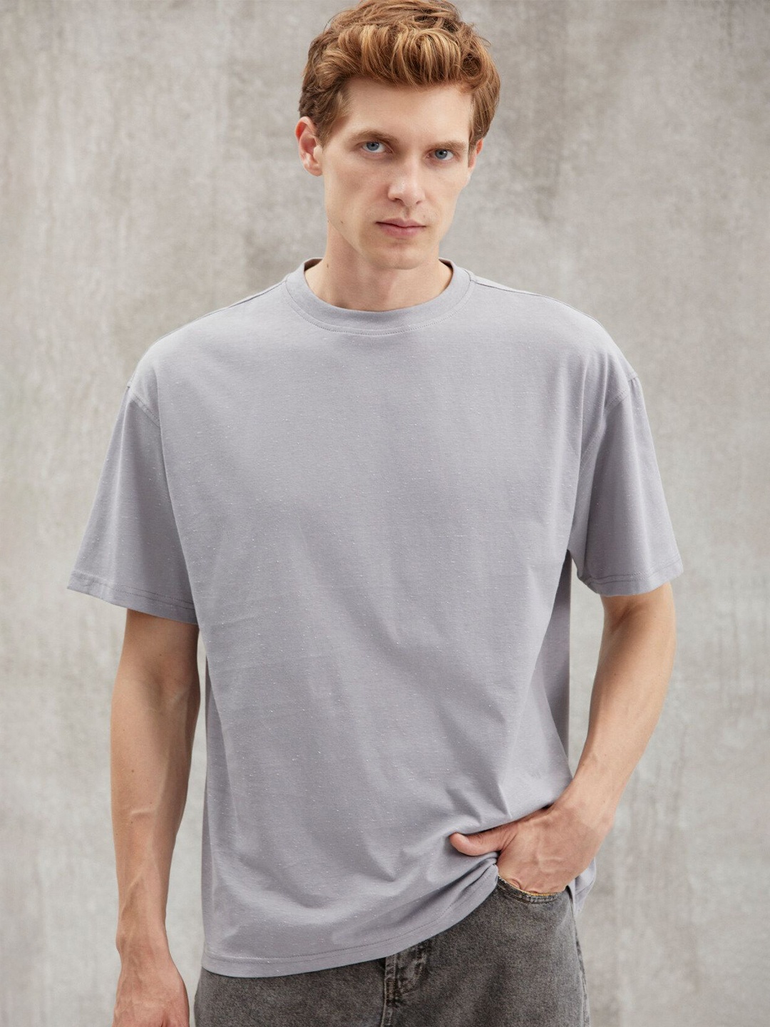 

GRIMELANGE Men Solid Round Neck T-shirt, Grey