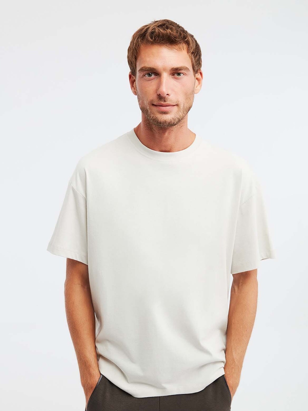 

GRIMELANGE Men Solid Round Neck Raw Edge T-shirt, White