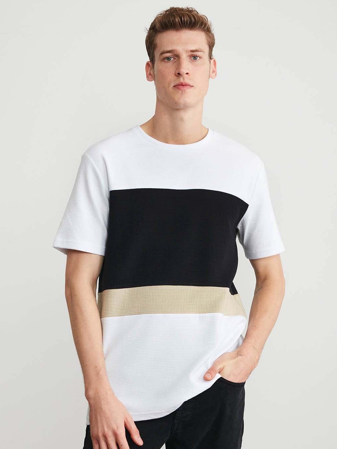 

GRIMELANGE Men Colourblocked Round Neck T-shirt, White