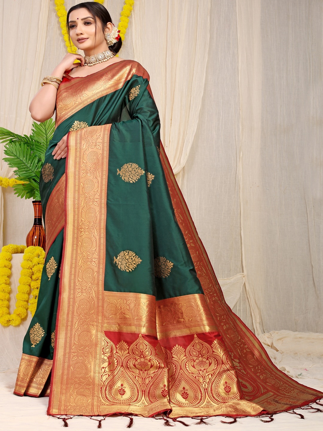

SGF11 Ethnic Motifs Woven Design Zari Kanjeevaram Saree, Green