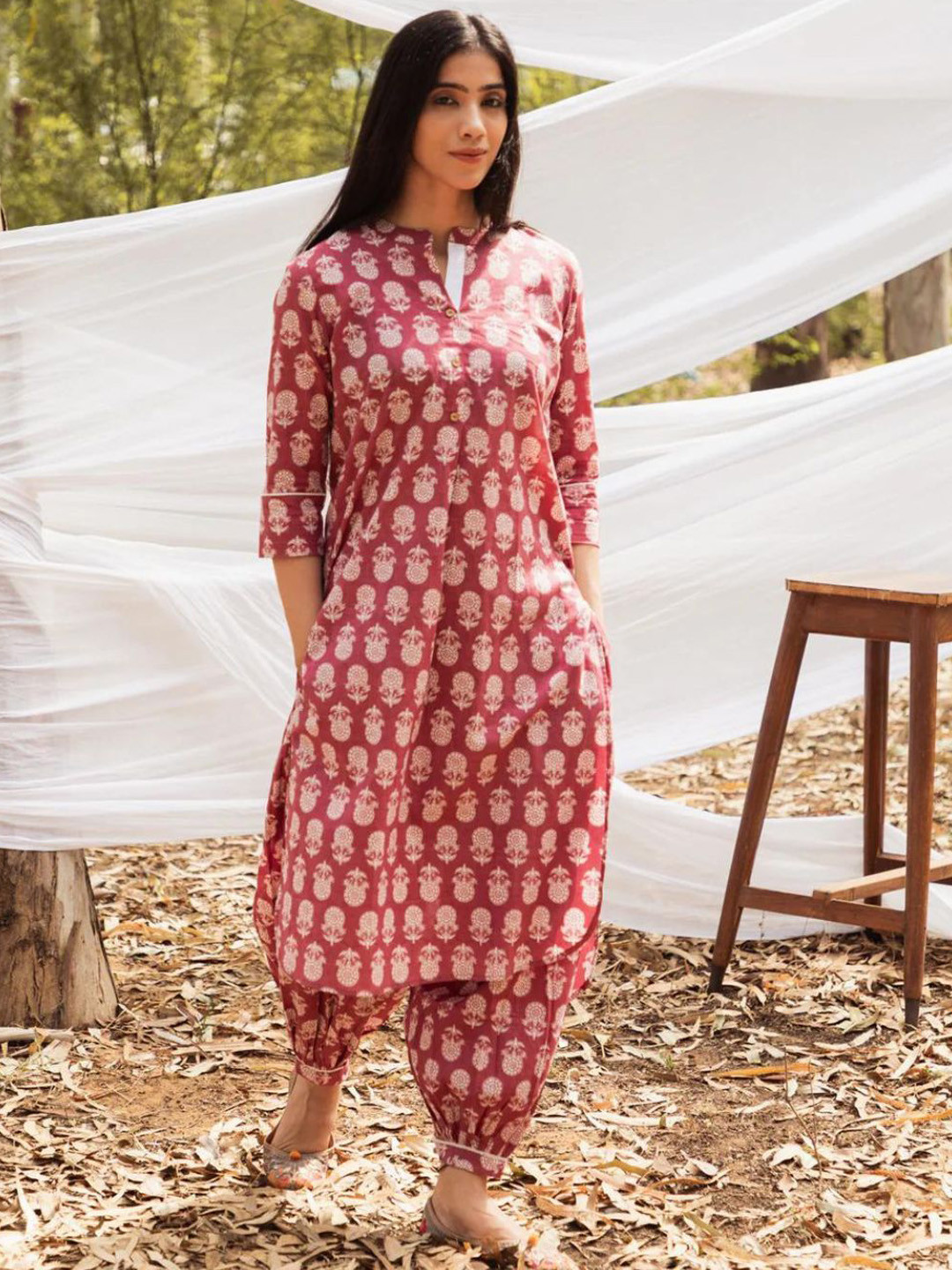 

Mera Rang Floral Printed Pure Cotton Straight Kurta with Harem Pants, Pink