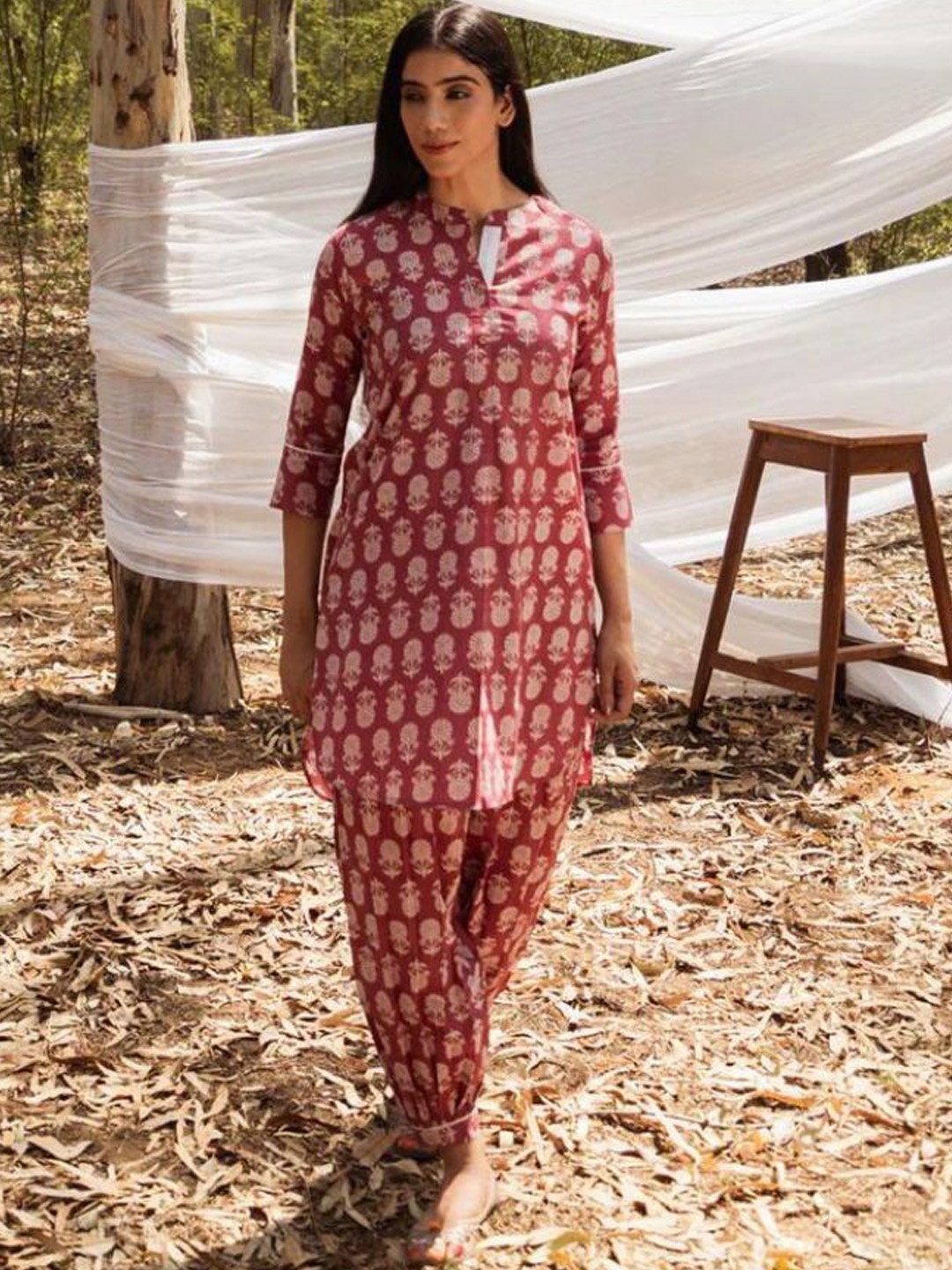

Mera Rang Mandarin Collar Floral Printed Straight Pure Cotton Kurta with Harem Pant, Pink