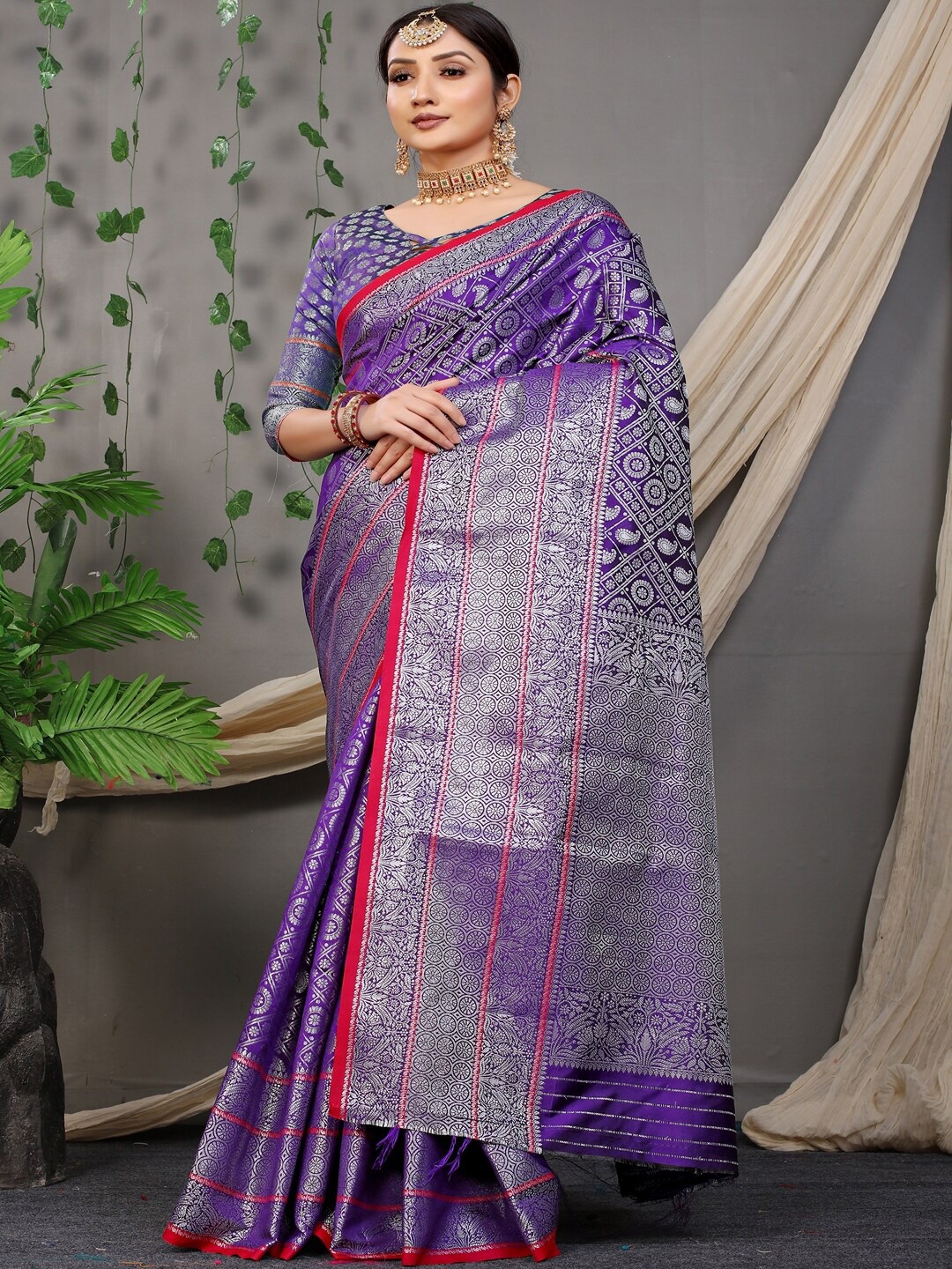 

SGF11 Ethnic Motifs Woven Design Zari Kanjeevaram Saree, Purple