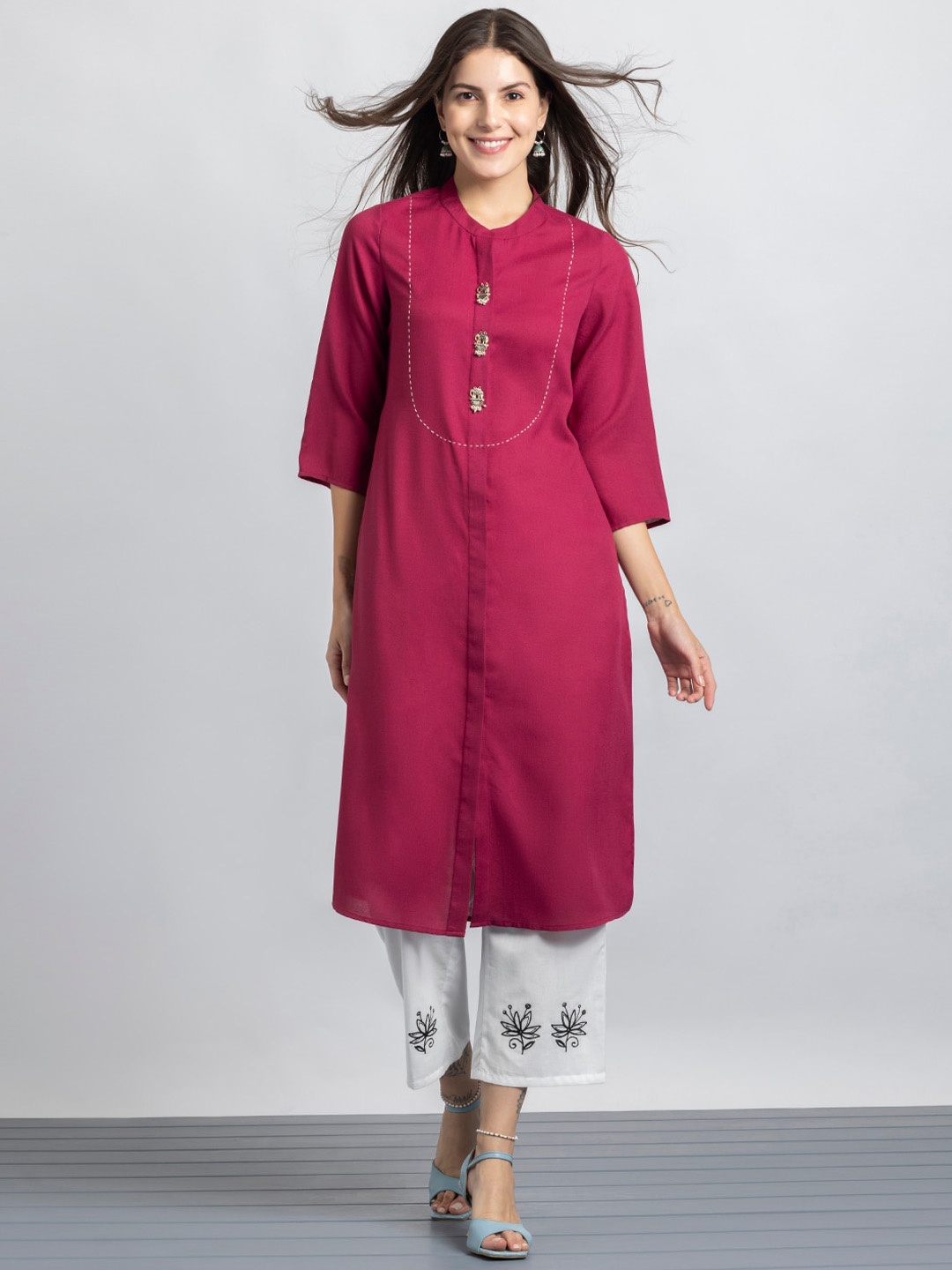 

SHAYE Mandarin Collar Thread Work Straight Kurta, Maroon