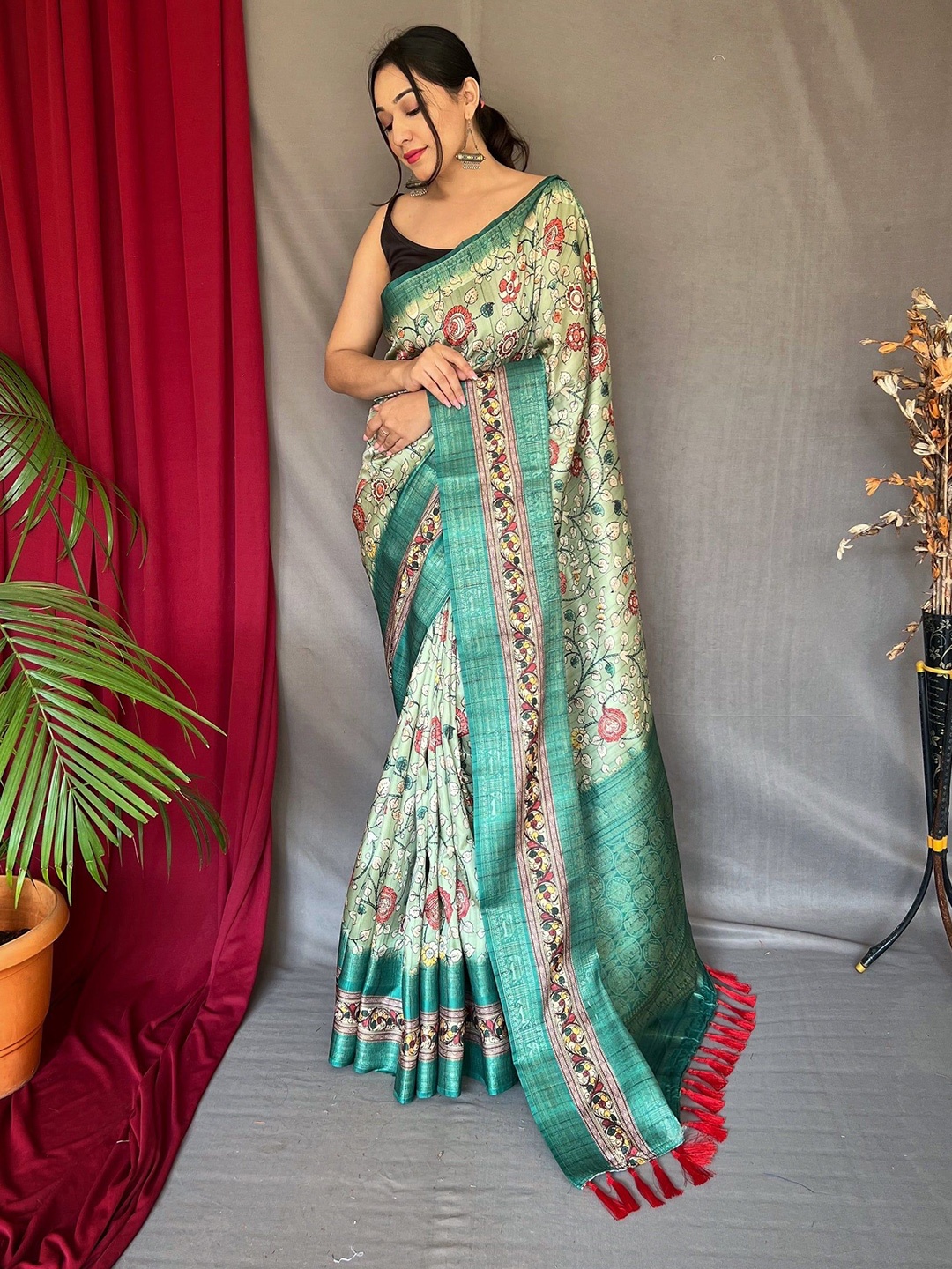 

MySilkLove Floral Printed Saree, Green