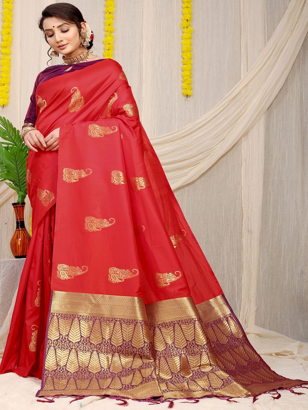 

SGF11 Ethnic Motifs Woven Design Zari Kanjeevaram Saree, Red