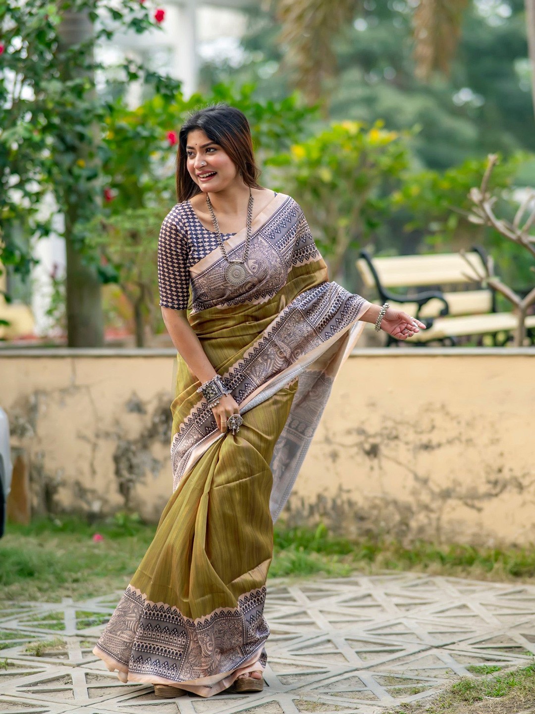 

MySilkLove Ethnic Motifs Printed Saree, Green