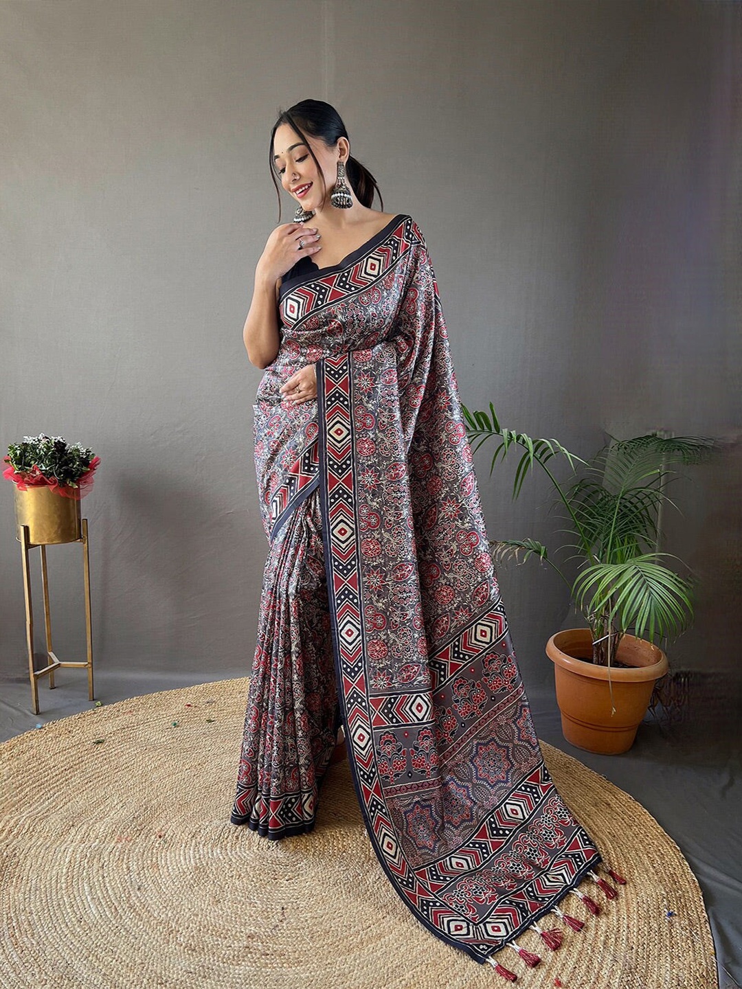 

MySilkLove Ethnic Motifs printed Saree, Black