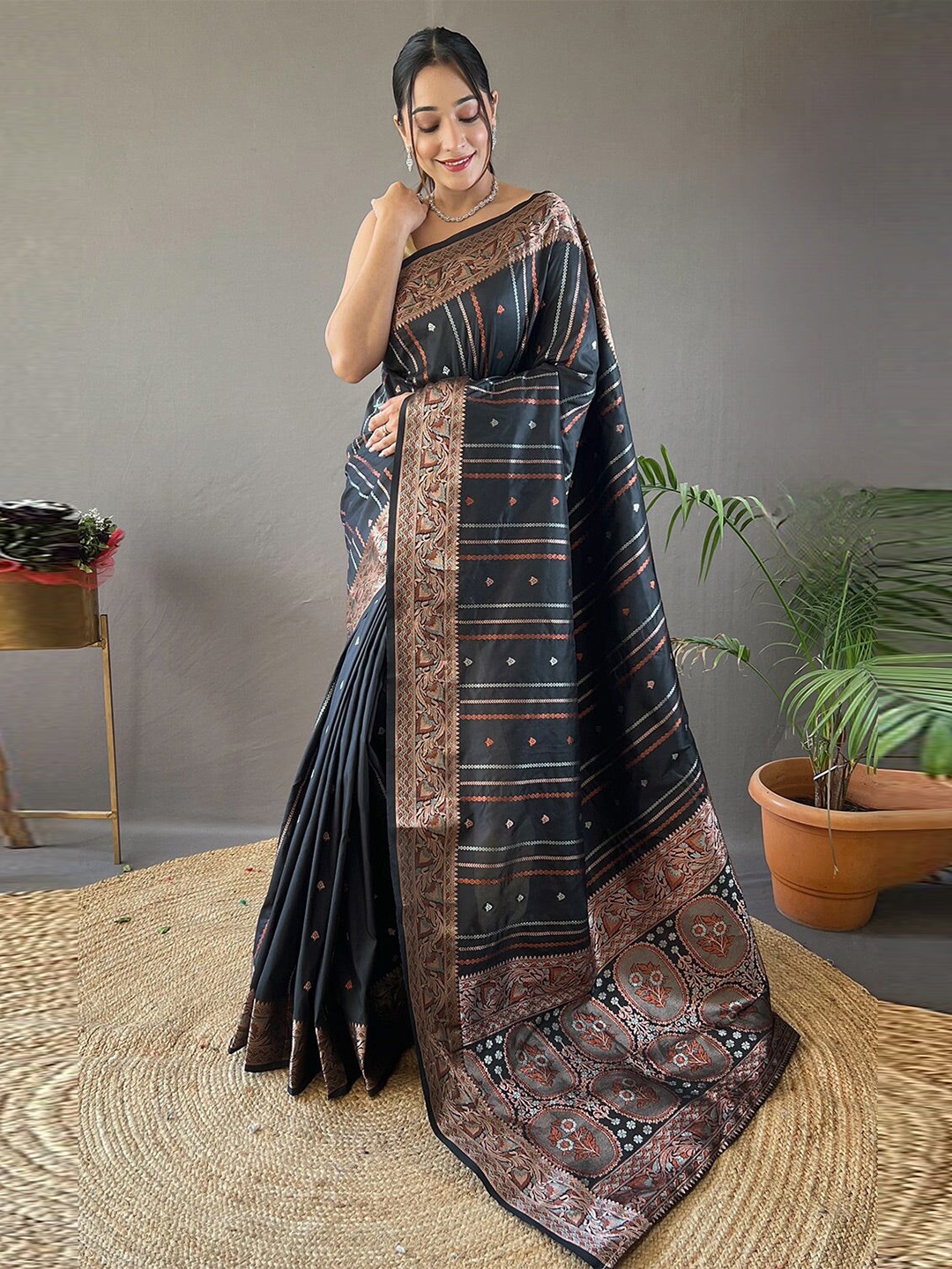 

MySilkLove Woven Design Zari Banarasi Saree, Black