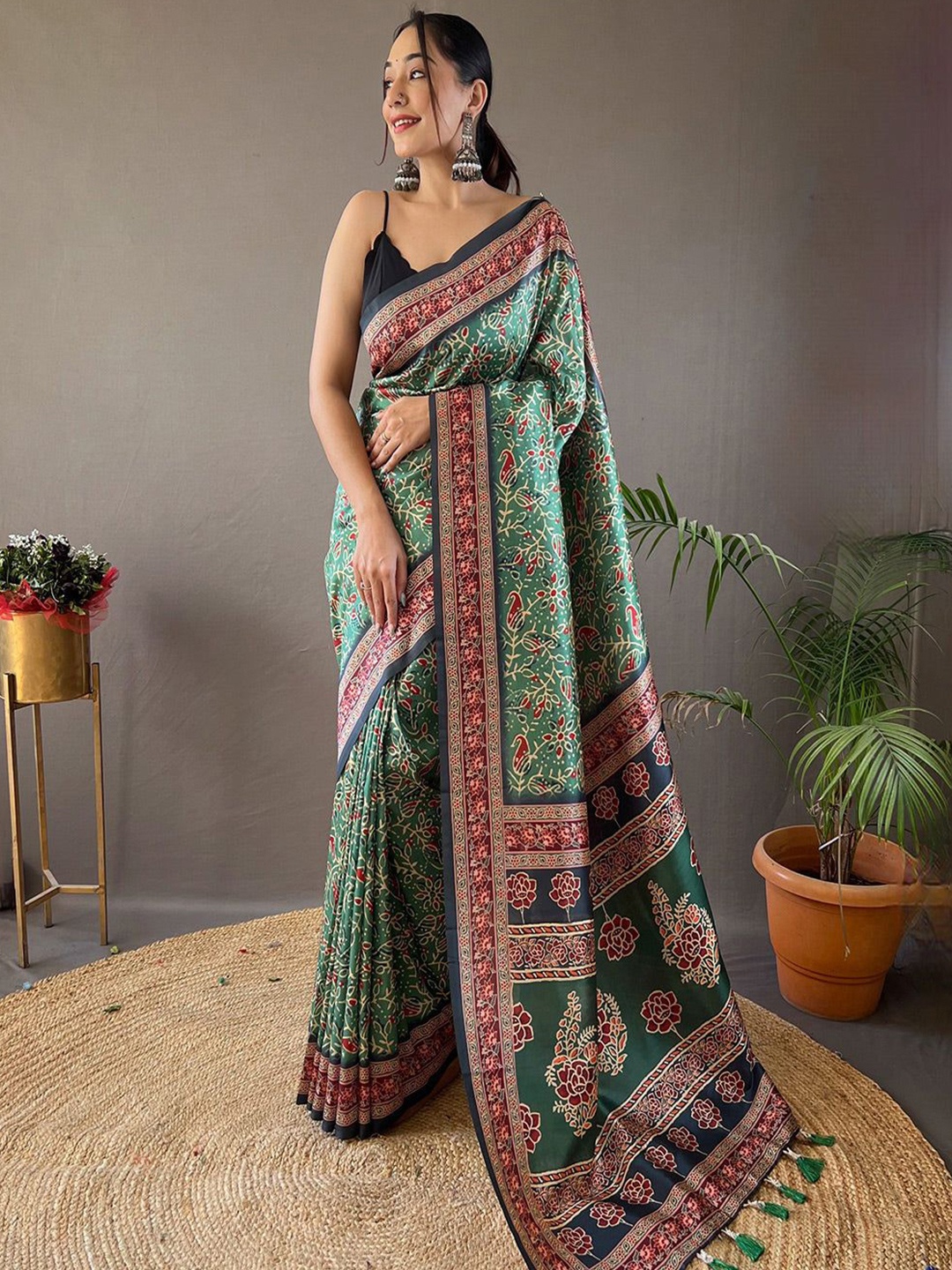 

MySilkLove Floral Printed Saree, Green