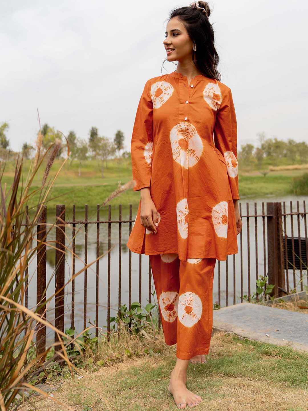 

MIRCHI FASHION Tie & Dye Printed Mandarin Collar Pure Cotton Kurti With Pyjamas, Orange