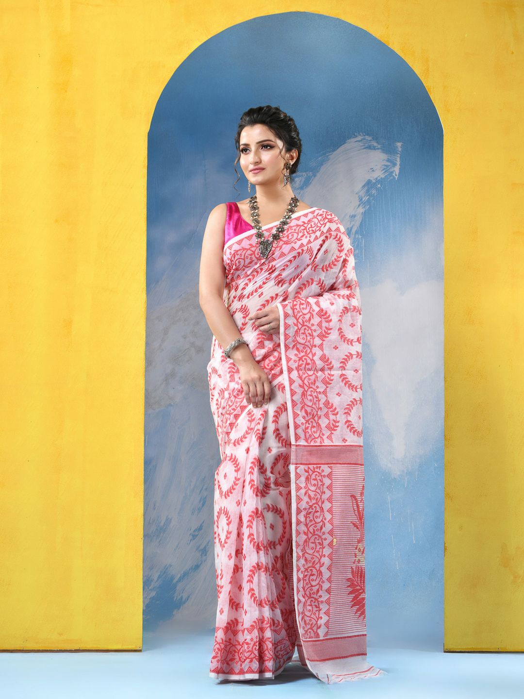 

DESH BIDESH Woven Design Jamdani Saree, Red