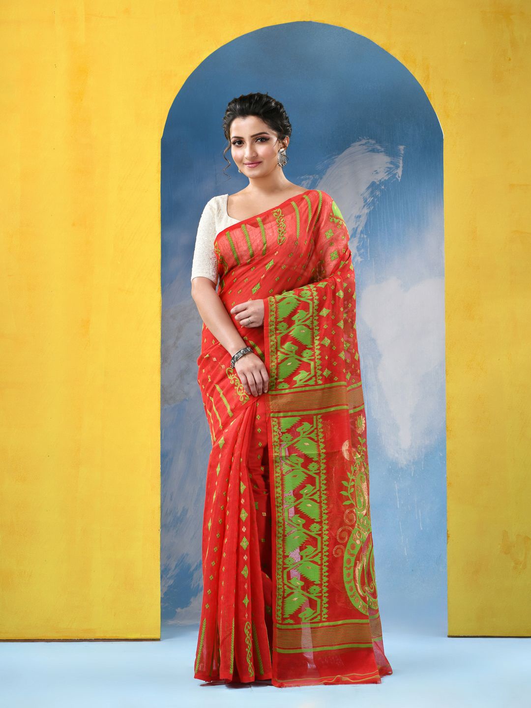 

DESH BIDESH Woven Design Jamdani Saree, Red