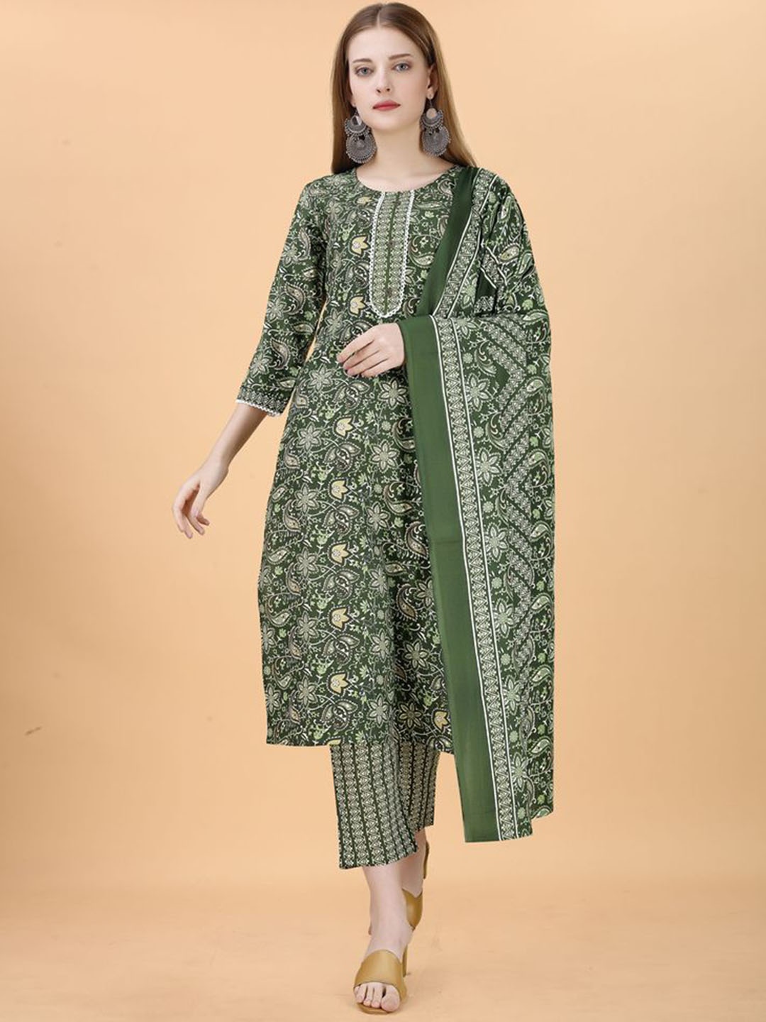 

Fashion FRICKS Floral Printed Round Neck Straight Kurta With Trousers & Dupatta, Green
