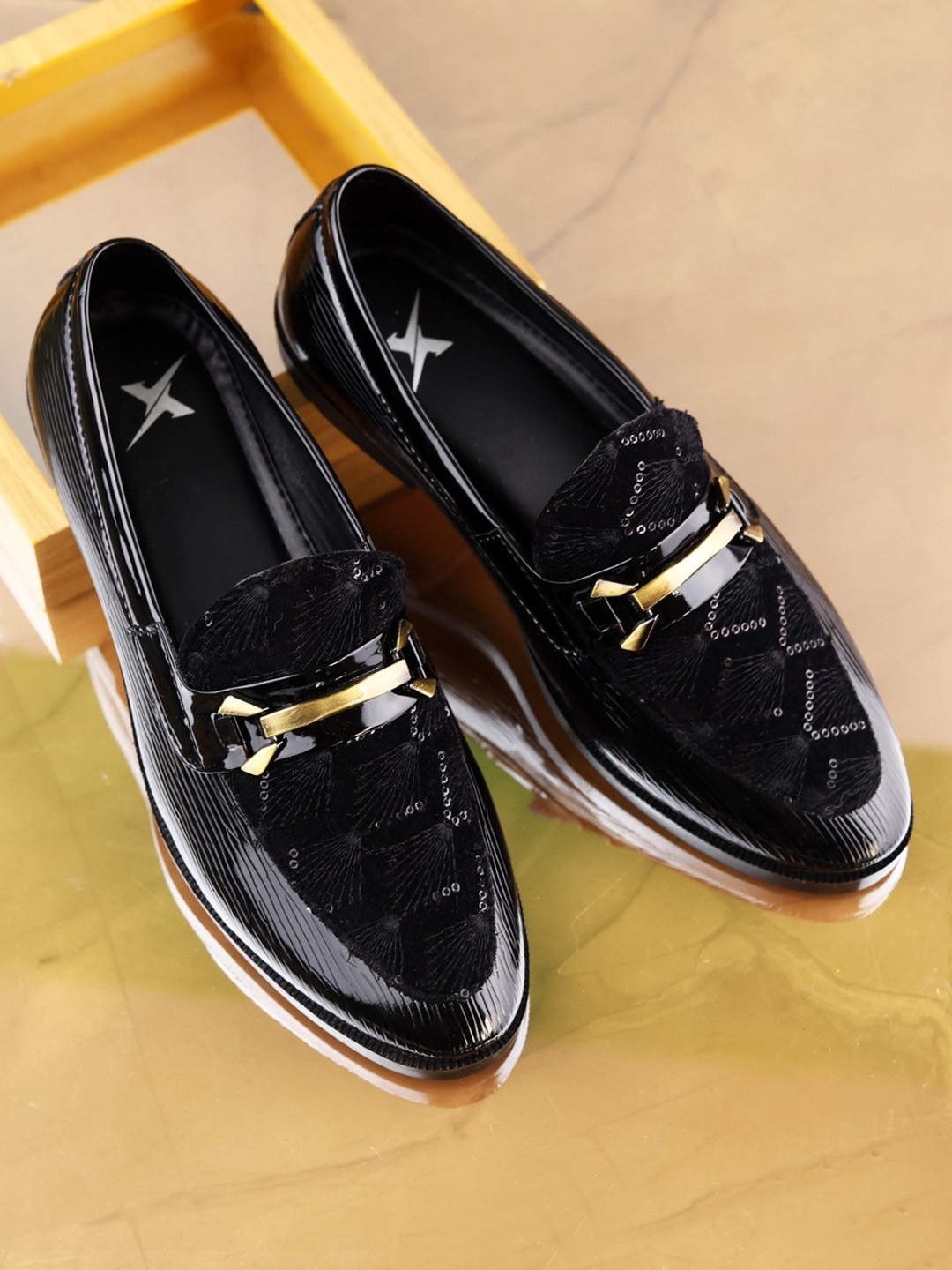 

KRAASA Men Embellished Round Toe Lightweight Comfort Insole Suede Loafers, Black