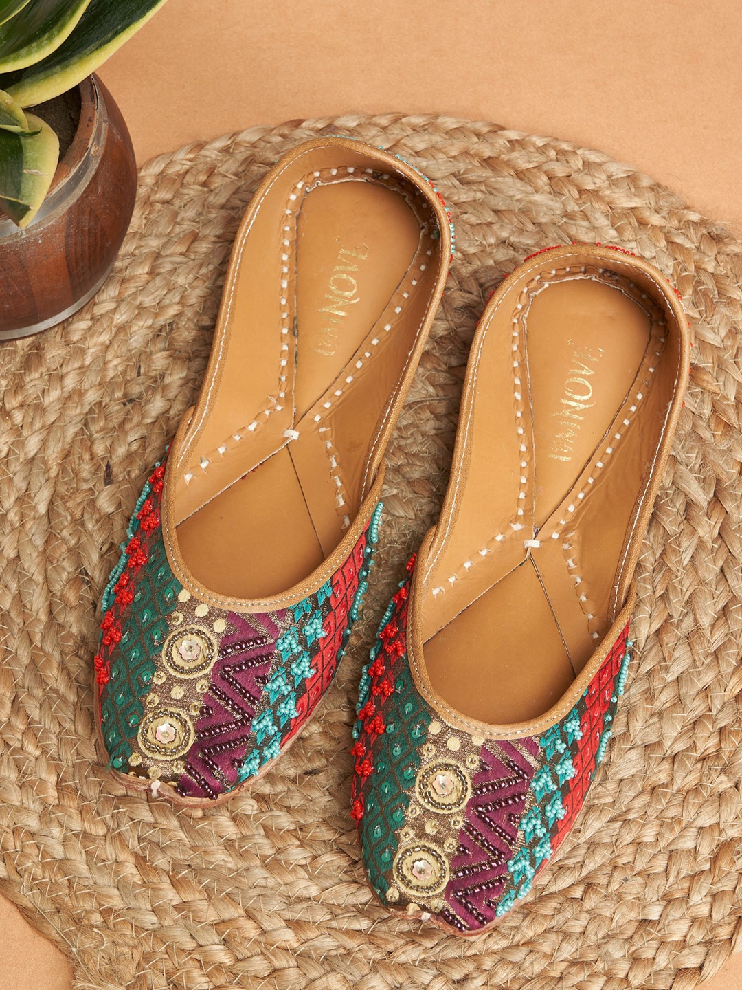 

UMNOVE Women Ethnic Mojaris Flats, Multi