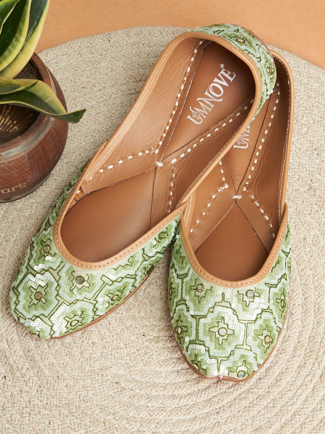 

UMNOVE Women Ethnic Mojaris Flats, Green