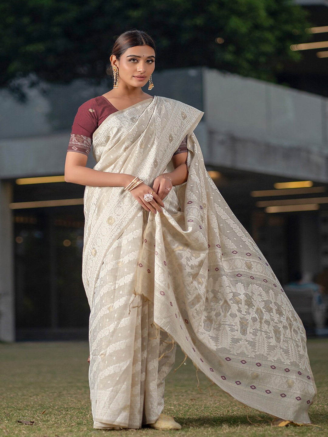 

Pionex Woven Design Zari Jamdani Saree, Maroon