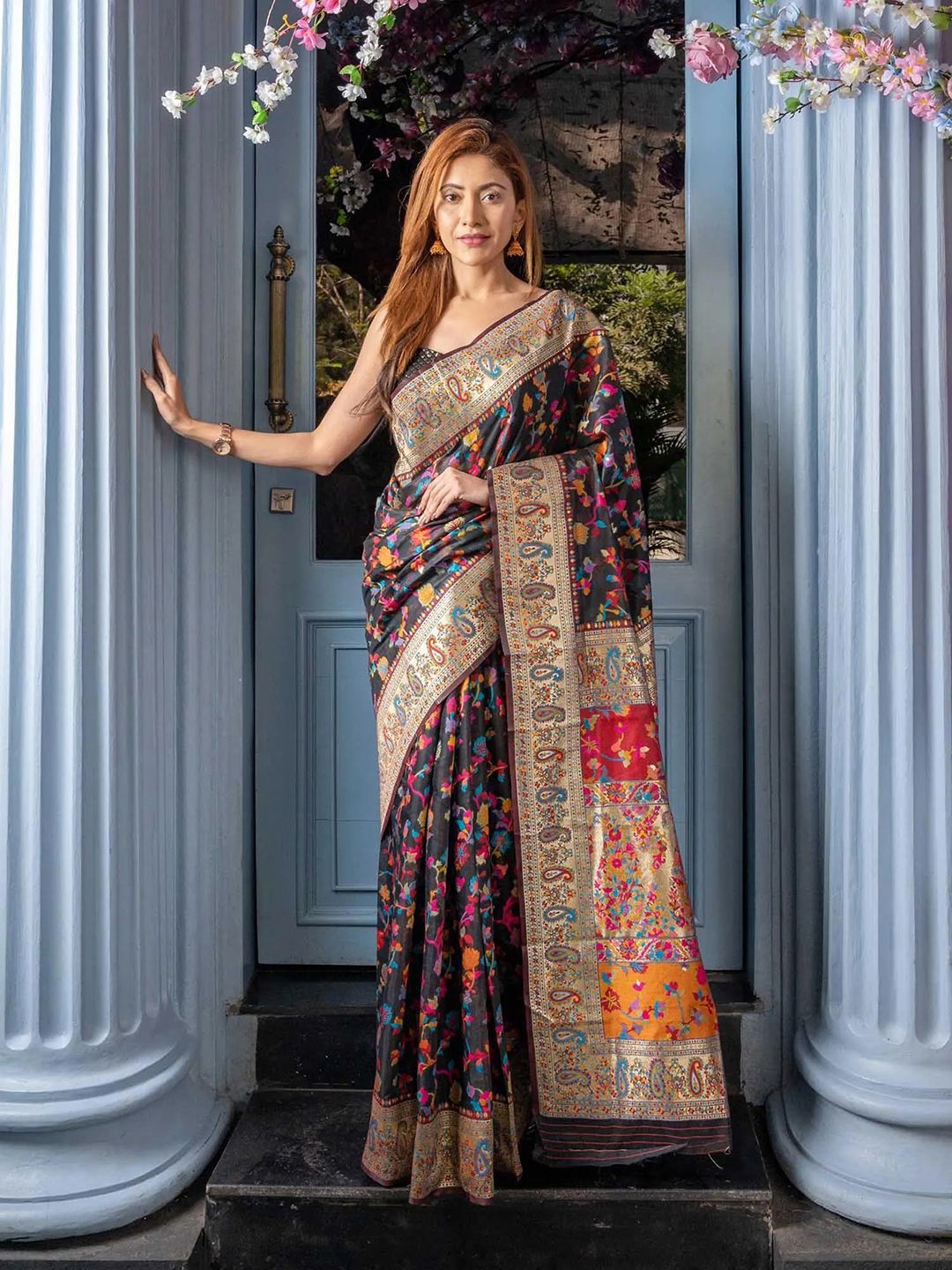 

Pionex Woven Design Zari Banarasi Saree, Black