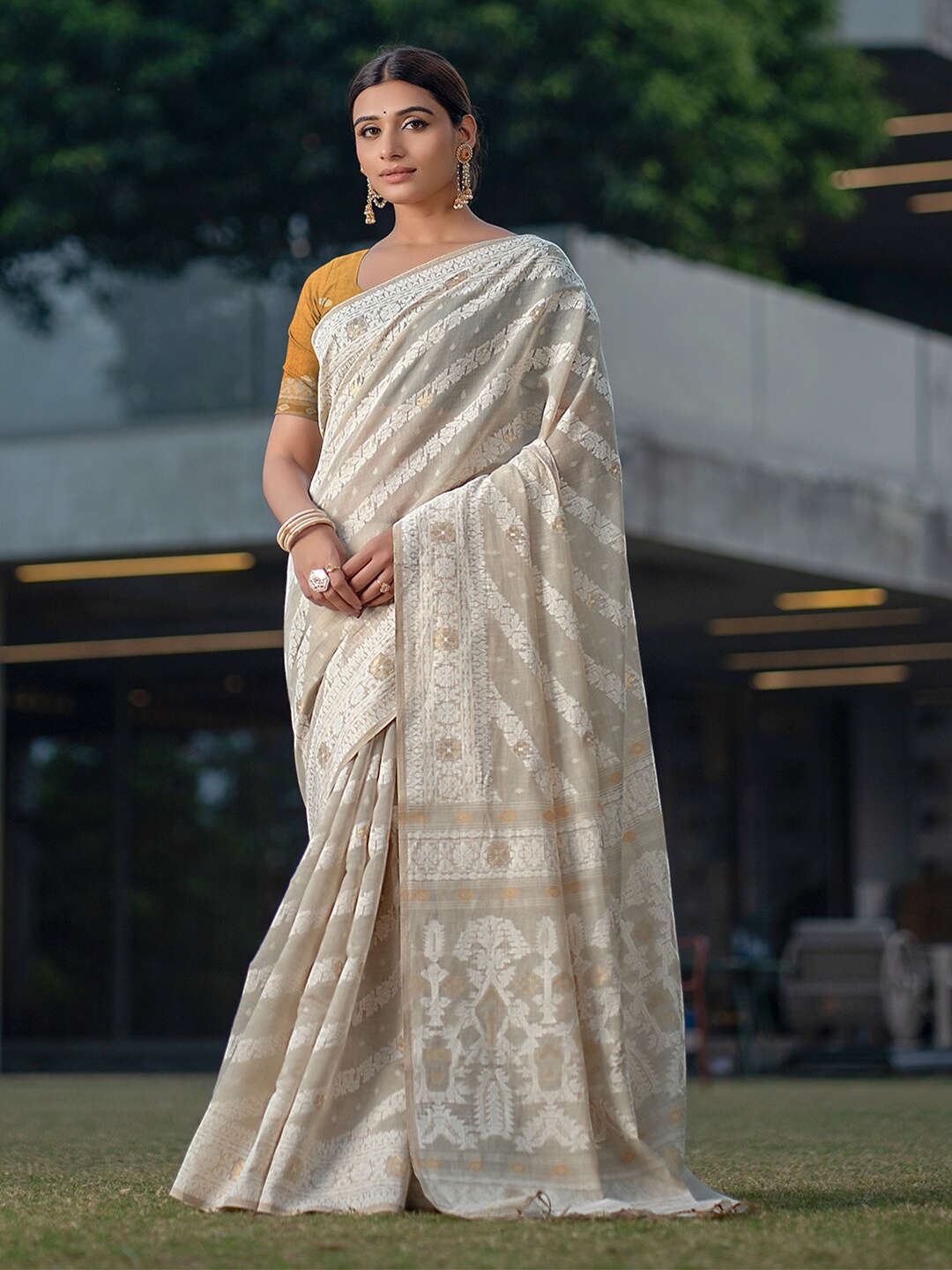 

Pionex Ethnic Motifs Woven Design Jamdani Saree, White