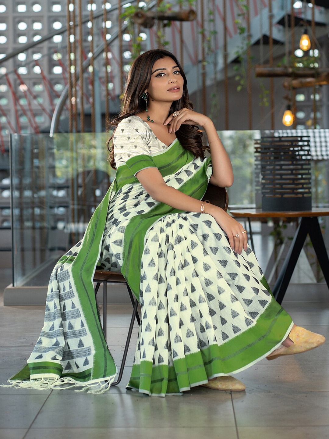

Pionex Geometric Printed Saree, Green