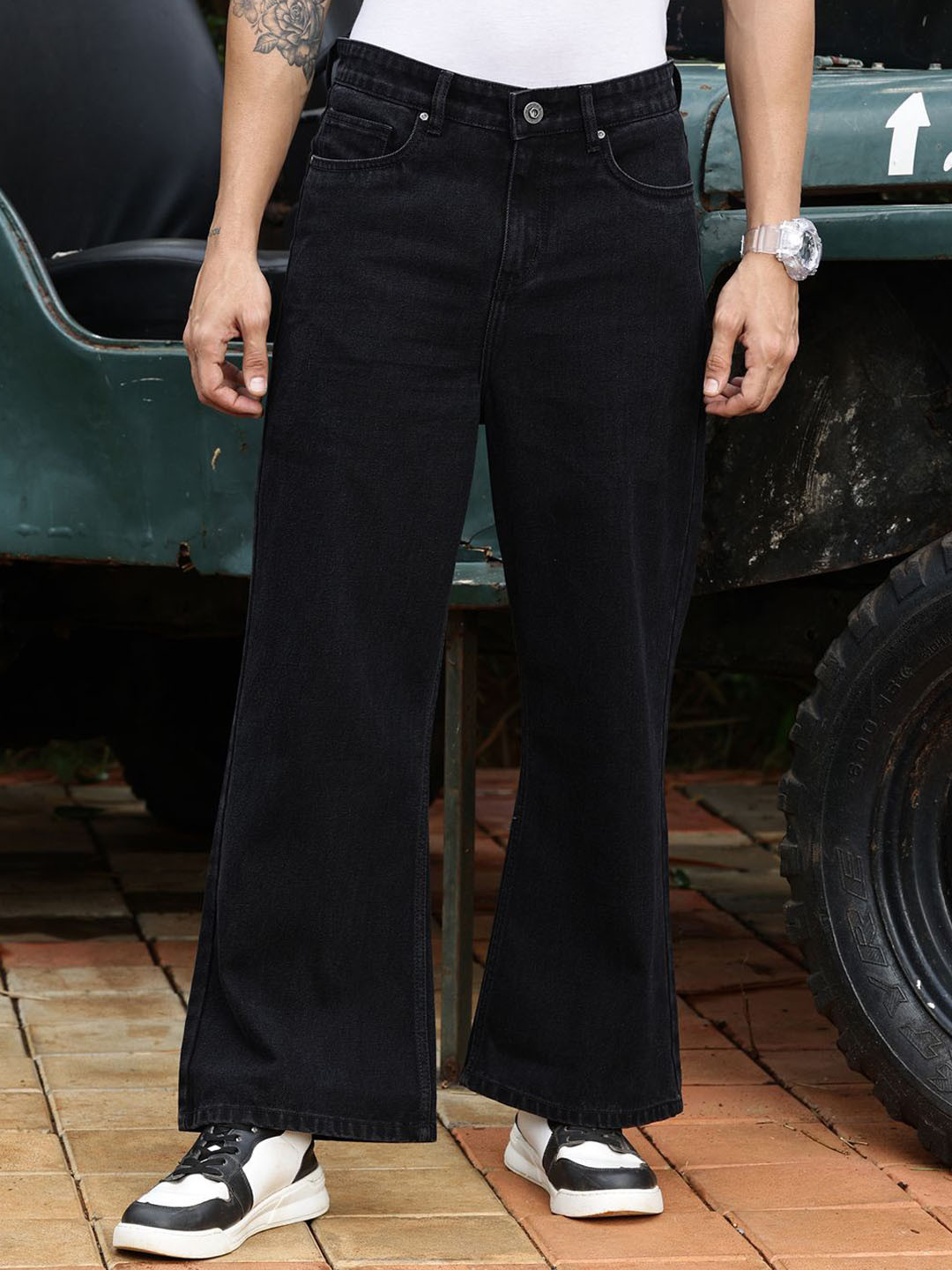 

The Roadster Lifestyle Co. Men Black Mid-Rise Clean Look Bootcut Fit Pure Cotton Jeans