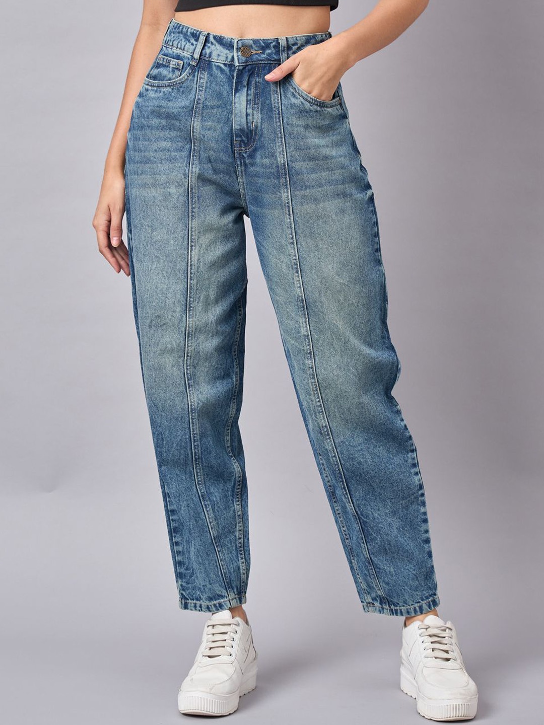 

The Roadster Lifestyle Co Women Blue Tapered Fit High-Rise Light Fade Classic Jeans