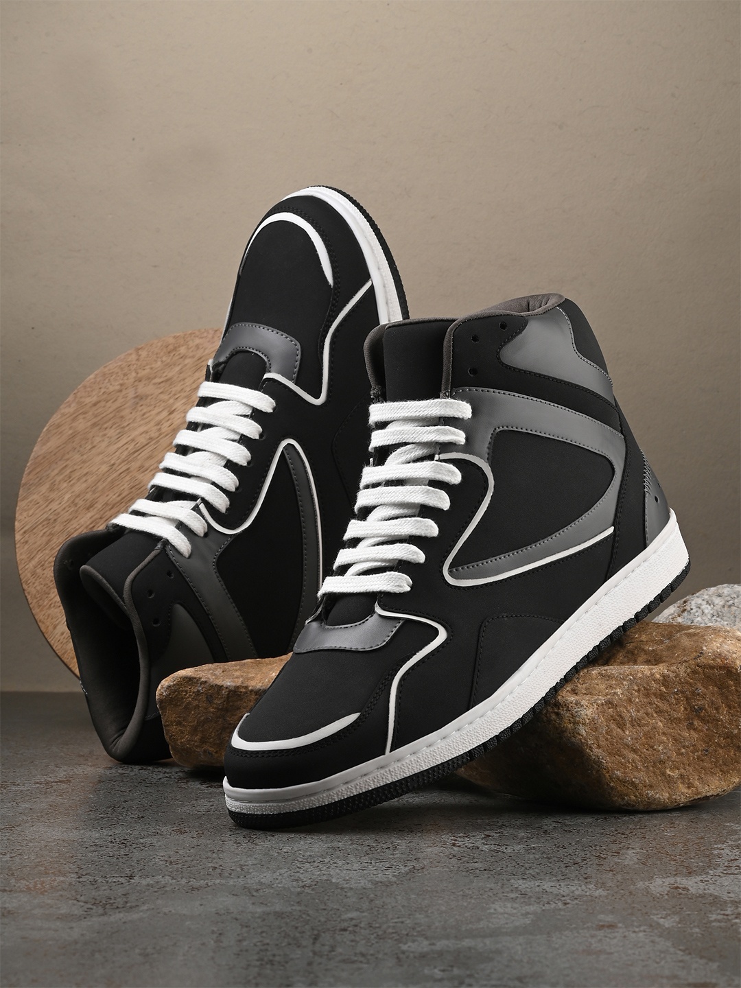 

The Roadster Lifestyle Co. Men Black & Grey Colourblocked Round Toe Sneakers