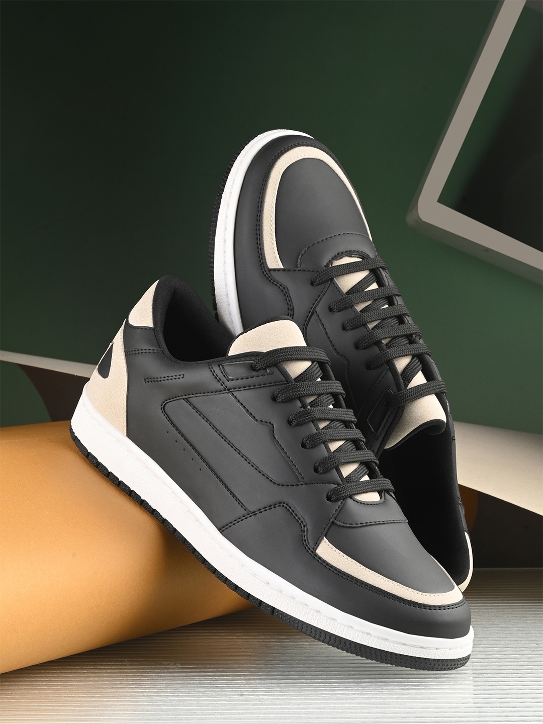 

The Roadster Lifestyle Co. Men Black & Beige Colourblocked Round Toe Sneakers