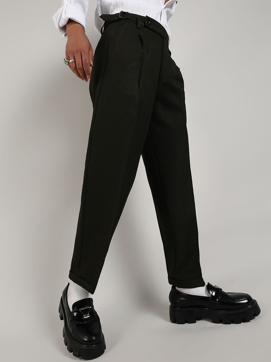 

Campus Sutra Men Comfort Mid-Rise Plain Regular Trousers Trousers, Black