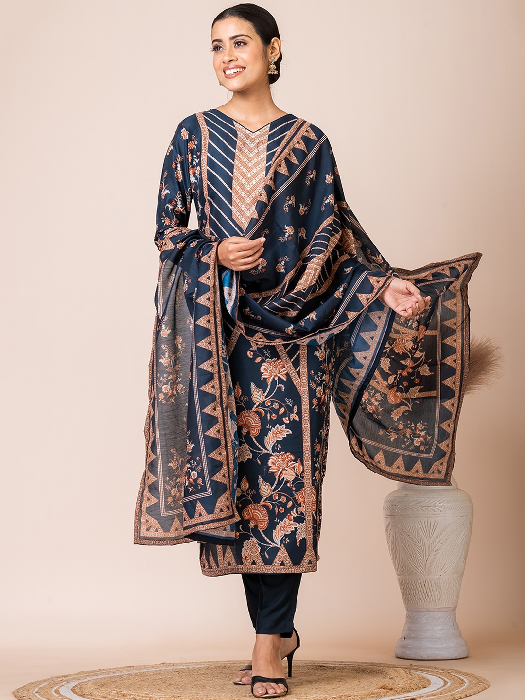 

SARSO Ethnic Motifs Printed Regular Kurta with Trousers & Dupatta, Black