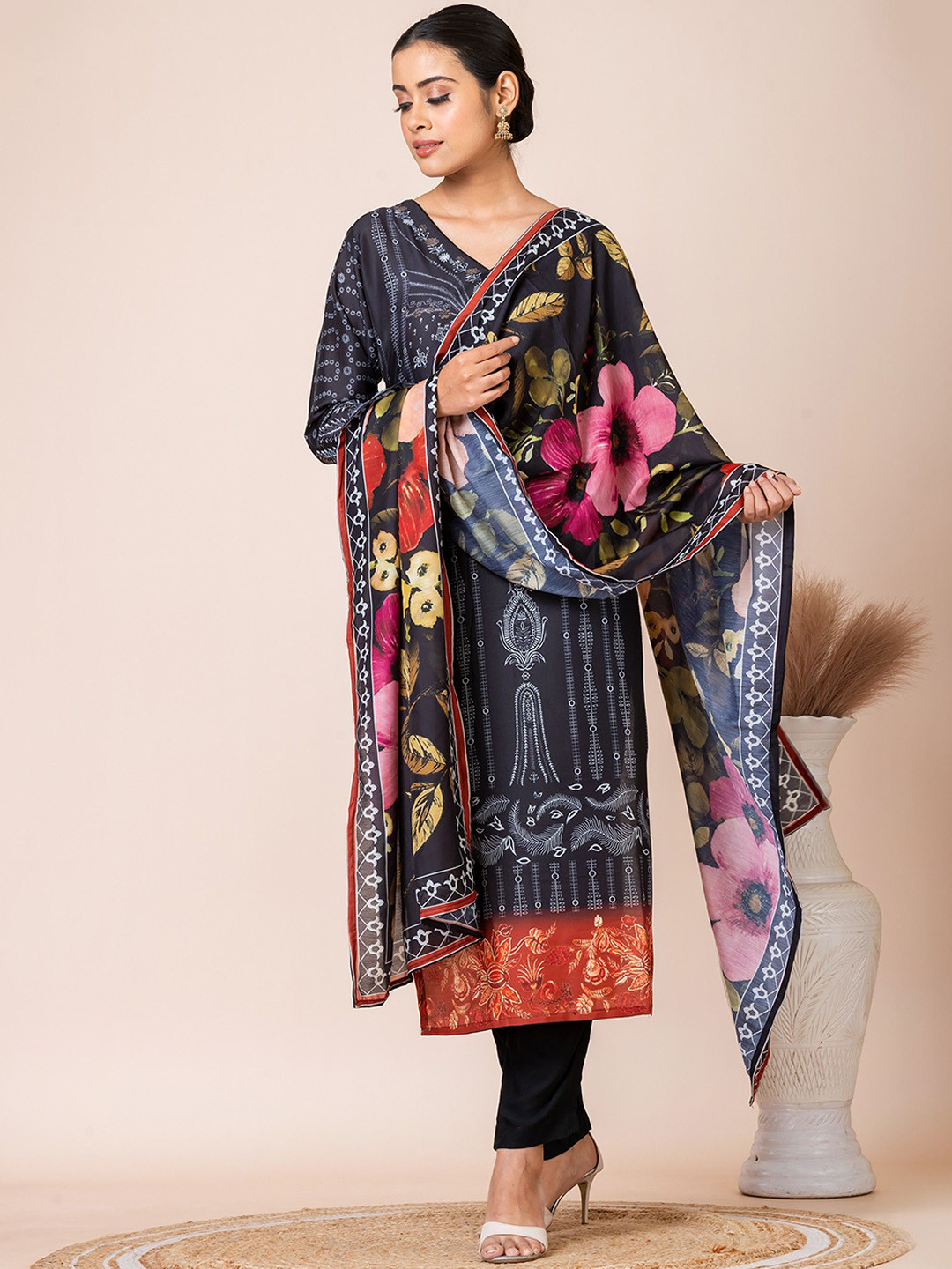 

SARSO Ethnic Motifs Printed Straight Kurta & Trousers With Dupatta, Black