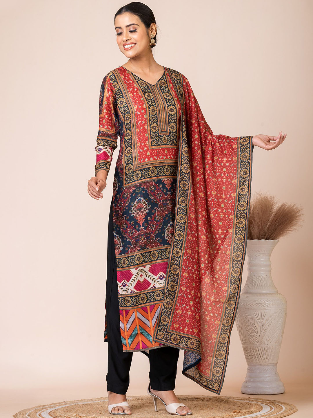 

SARSO Floral Printed Regular Kurta with Trousers & Dupatta, Black
