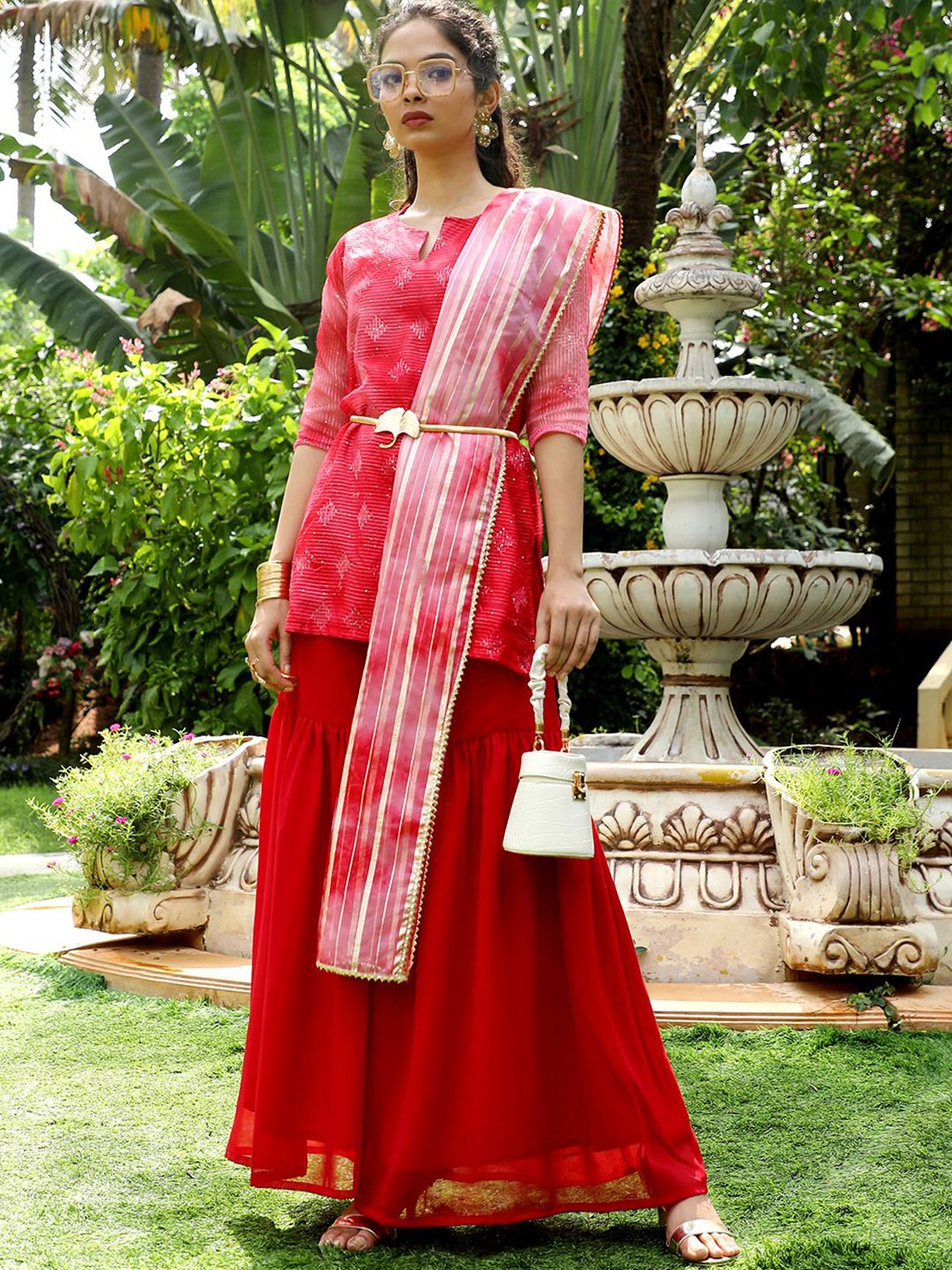 

QISSA Dyed Printed Regular Kurti with Palazzos & Dupatta, Red