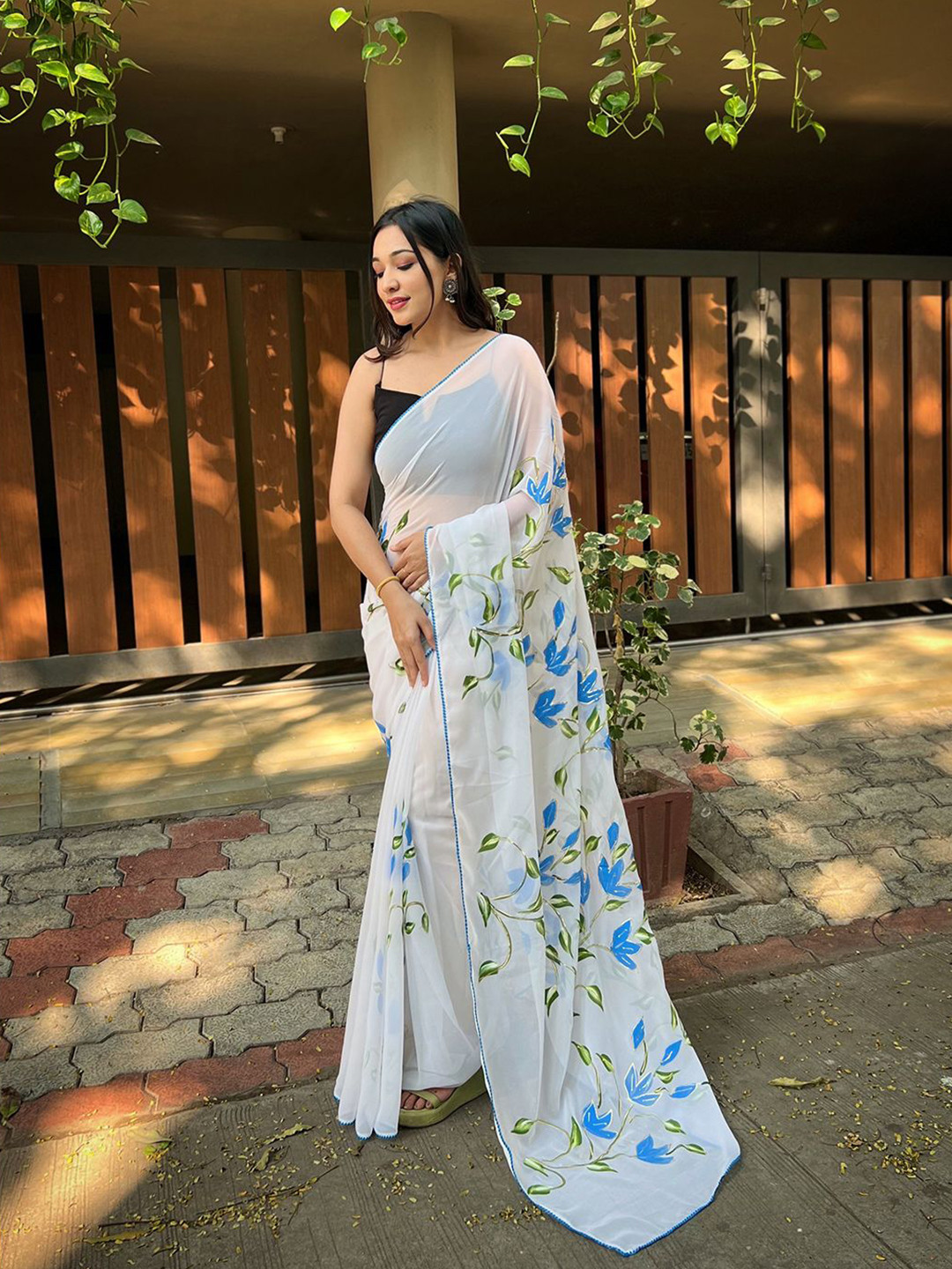 

SAREESBYCHIRAG Floral Pure Georgette Saree, White