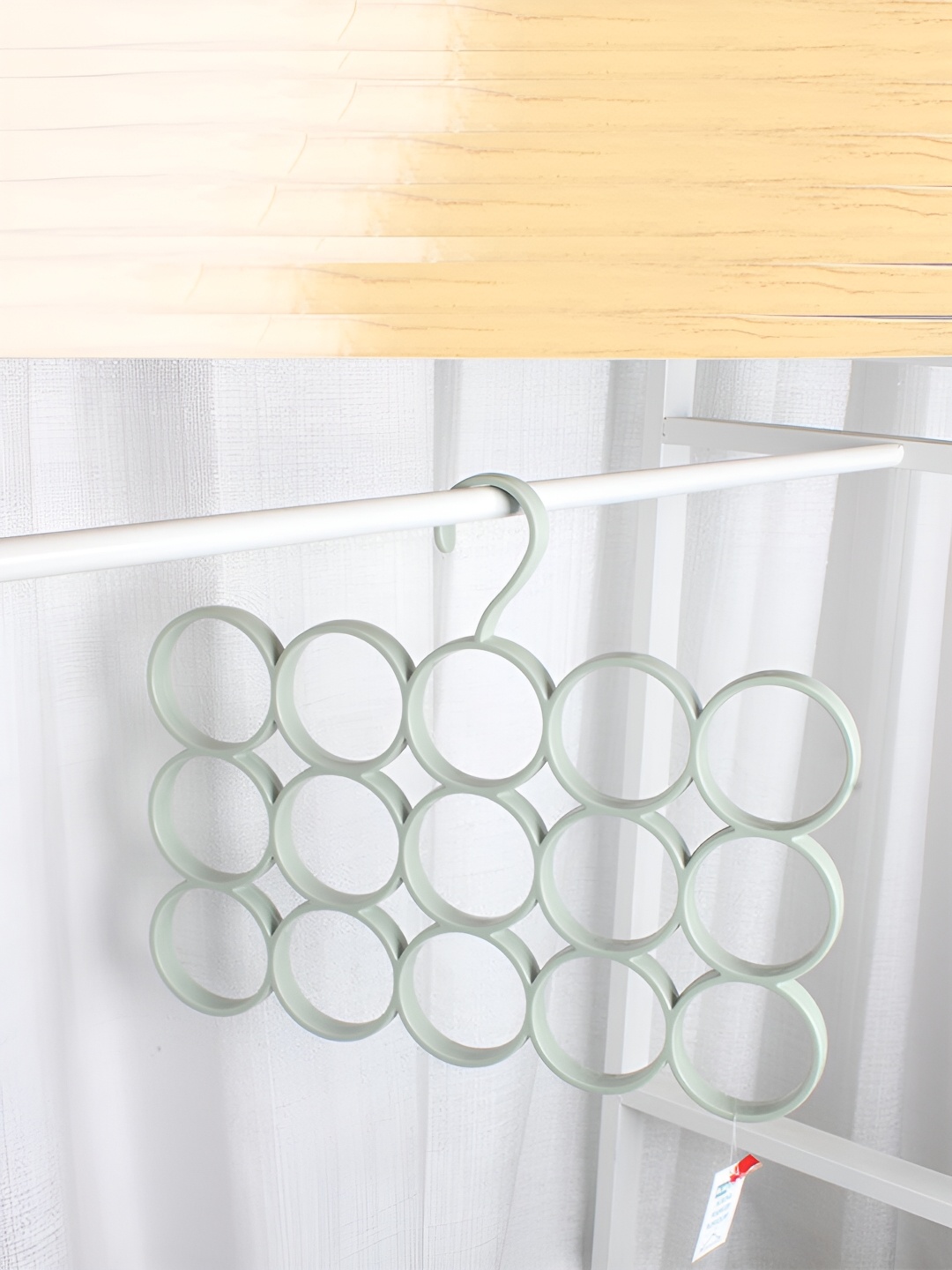 

Queue White Single Line Acrylic Ring Hanger