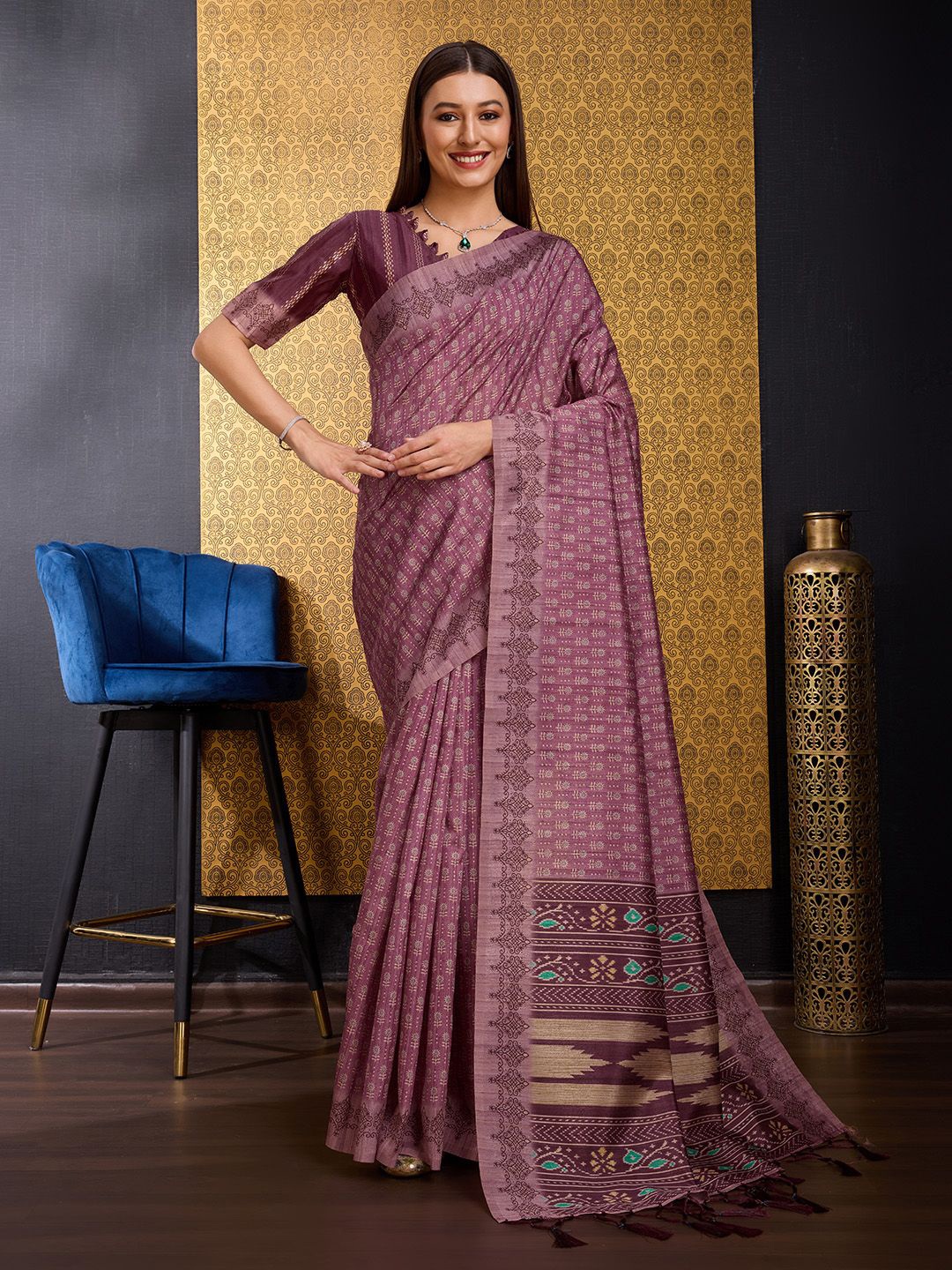 

Ishin Ethnic Motifs Printed Saree, Pink