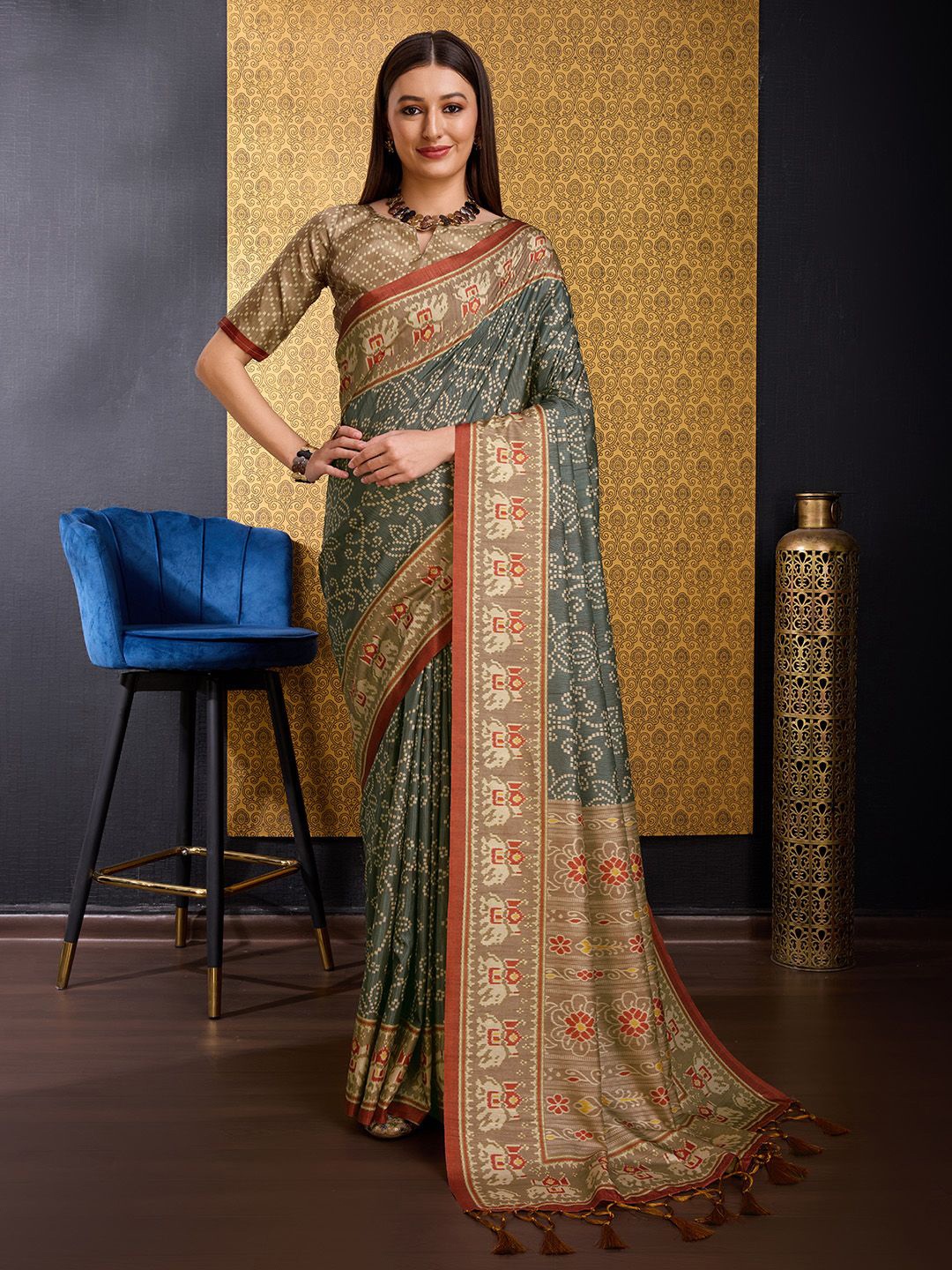 

Ishin Floral Printed Sambalpuri Saree, Grey