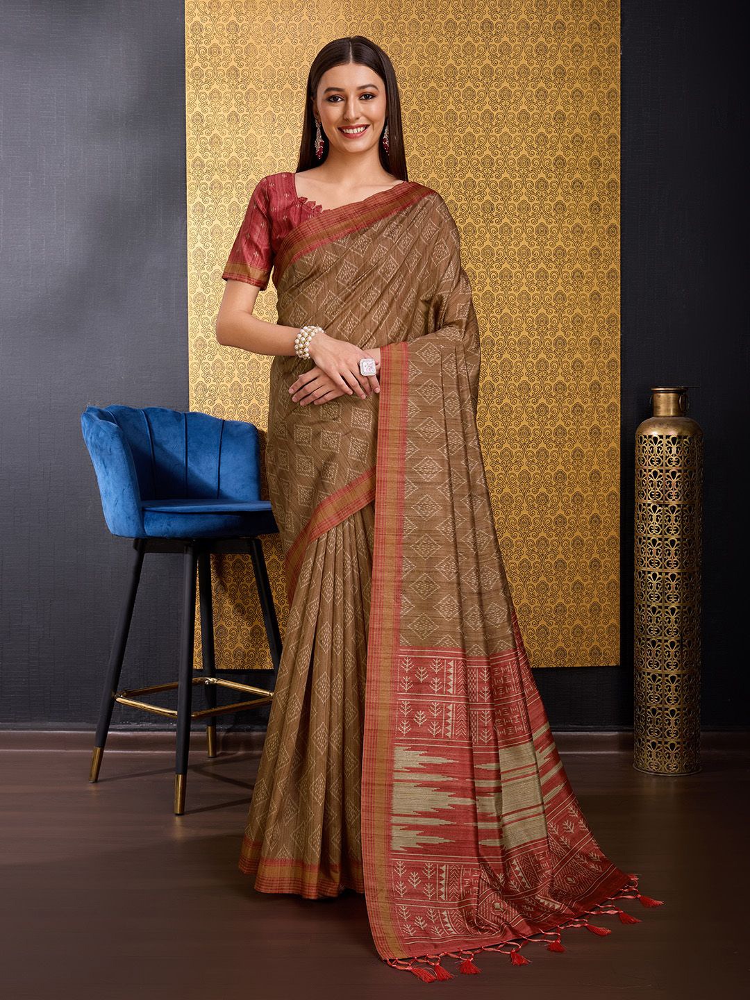 

Ishin Geometric printed Saree, Brown