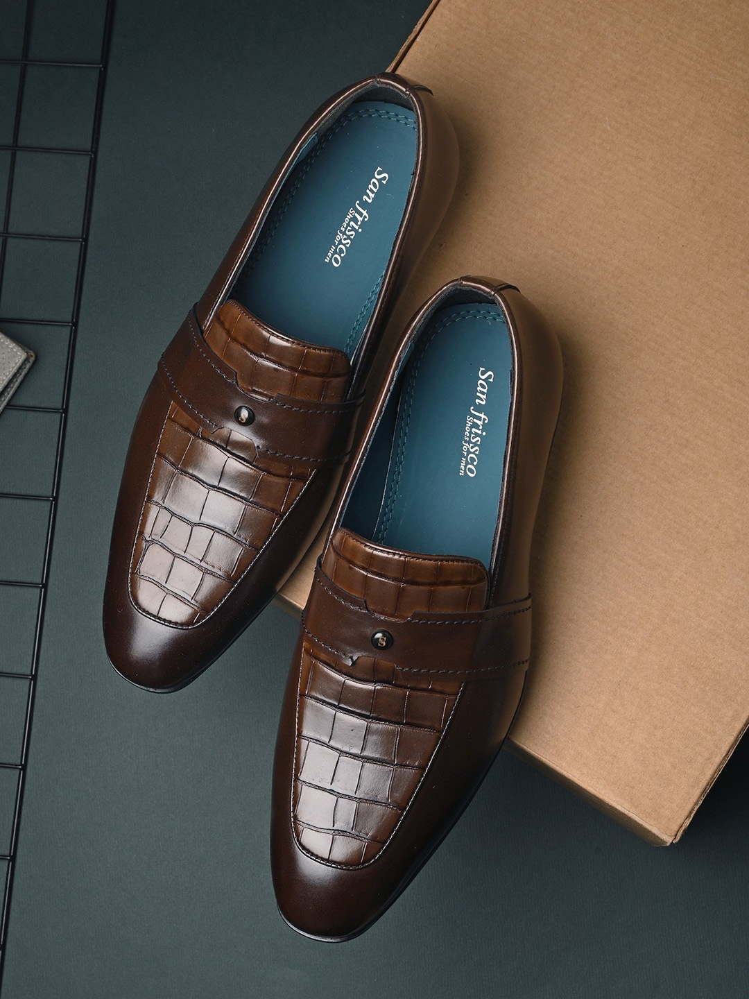 

San Frissco Men Textured Round Toe Loafers, Brown