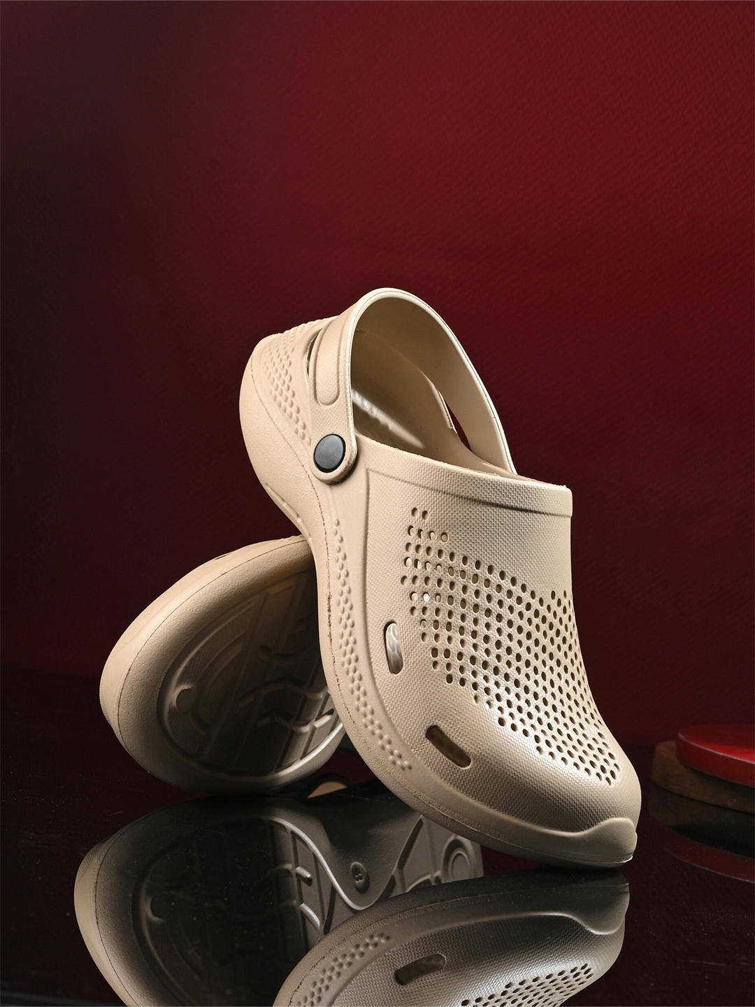 

HRX by Hrithik Roshan Men Beige Croslite Clogs